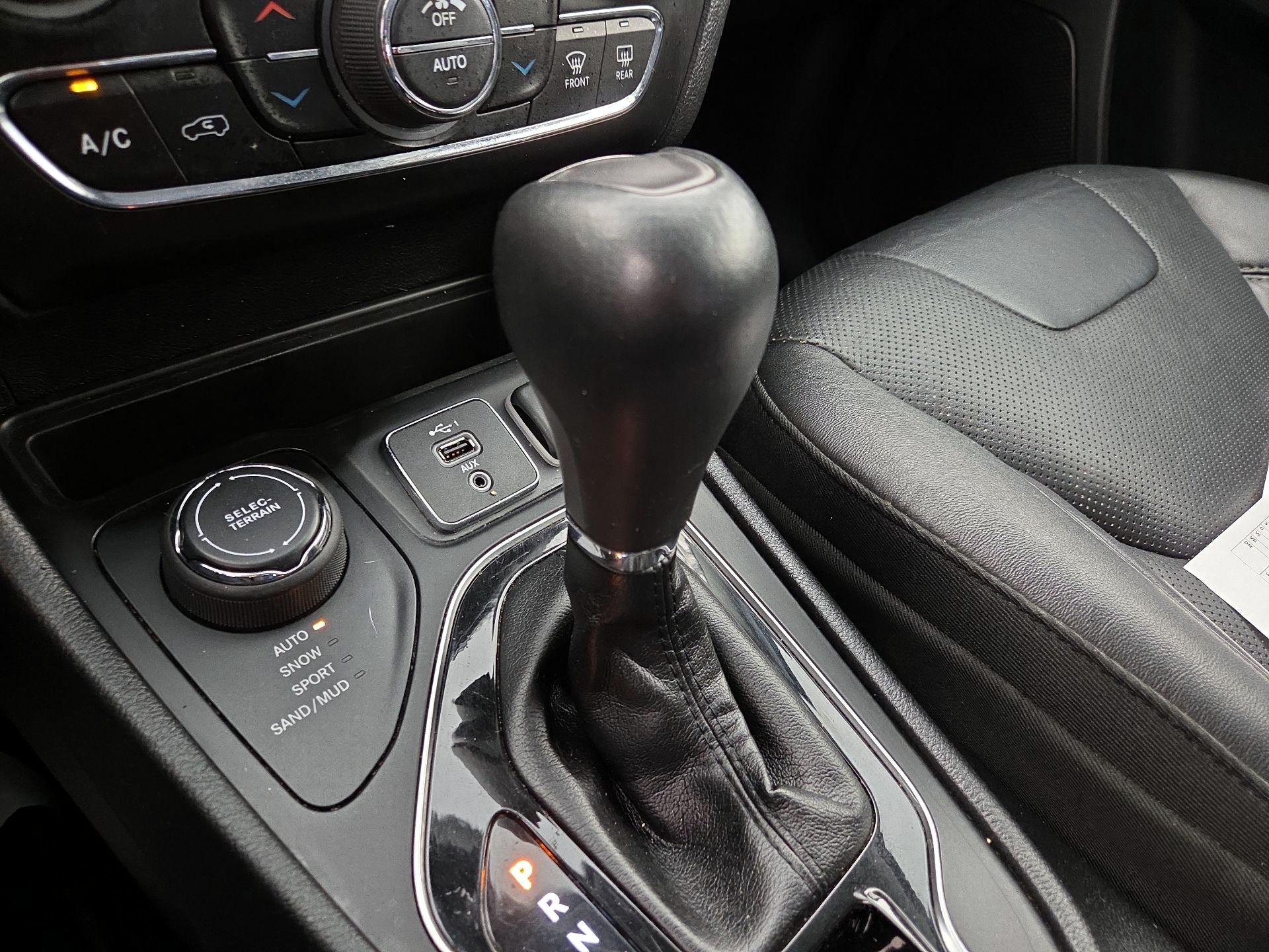 Thumbnail: 2019 Jeep Cherokee - 17