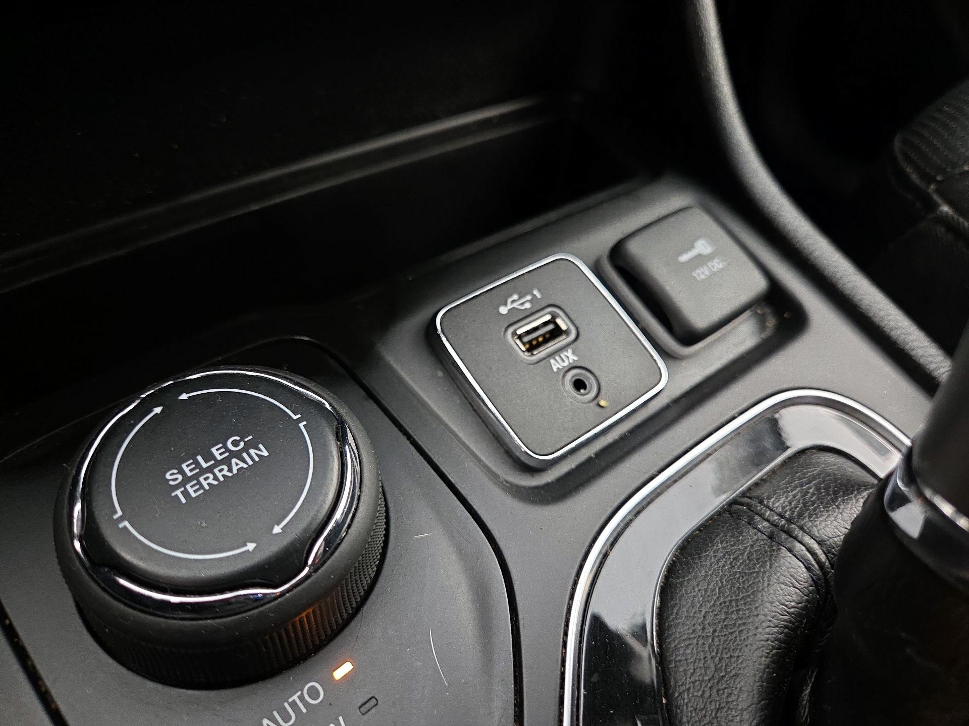Thumbnail: 2019 Jeep Cherokee - 18