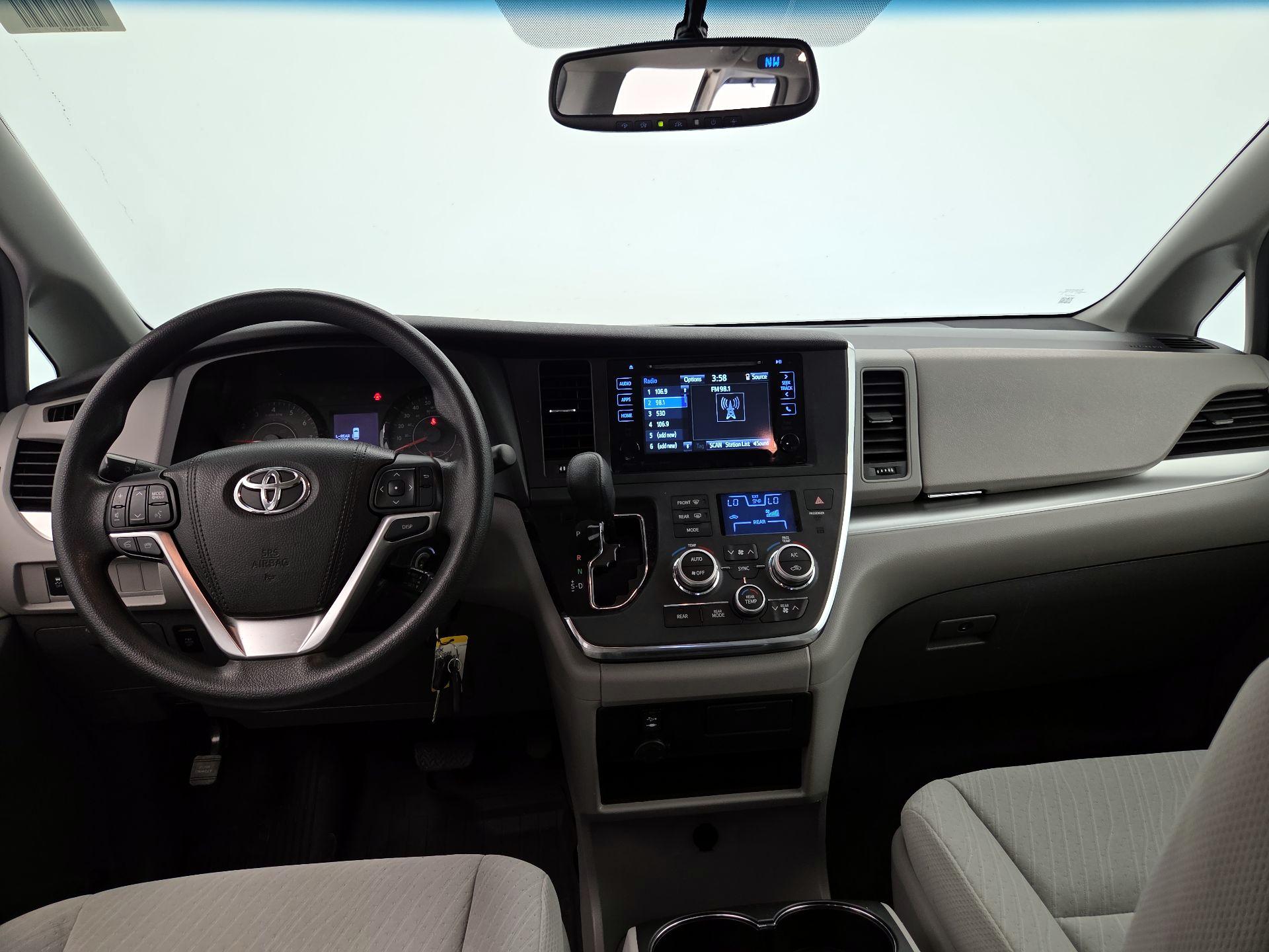 Thumbnail: 2017 Toyota Sienna - 9