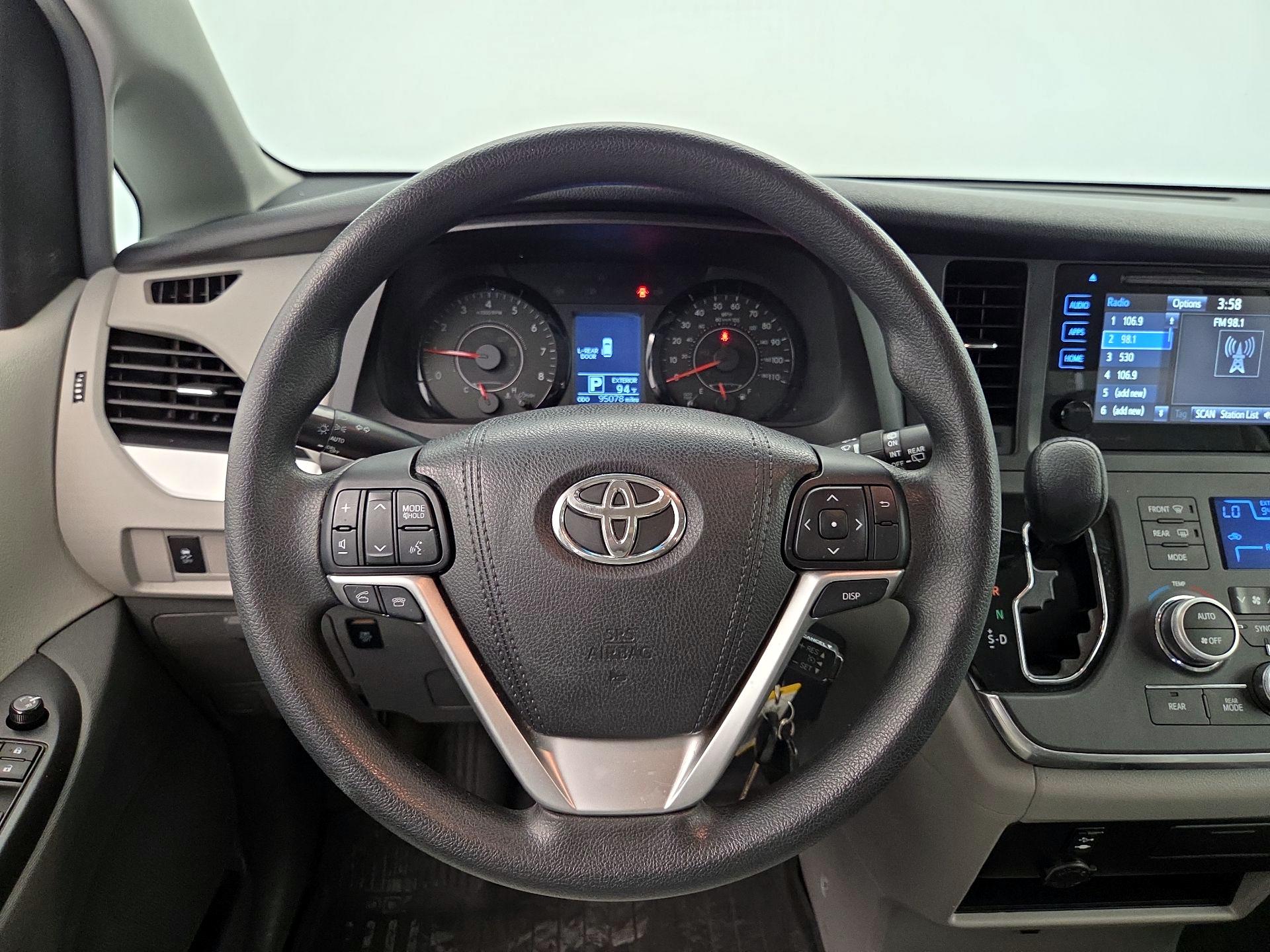 Thumbnail: 2017 Toyota Sienna - 10
