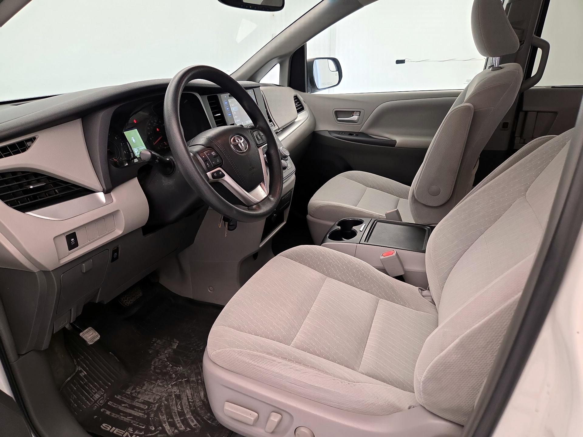 Thumbnail: 2017 Toyota Sienna - 11