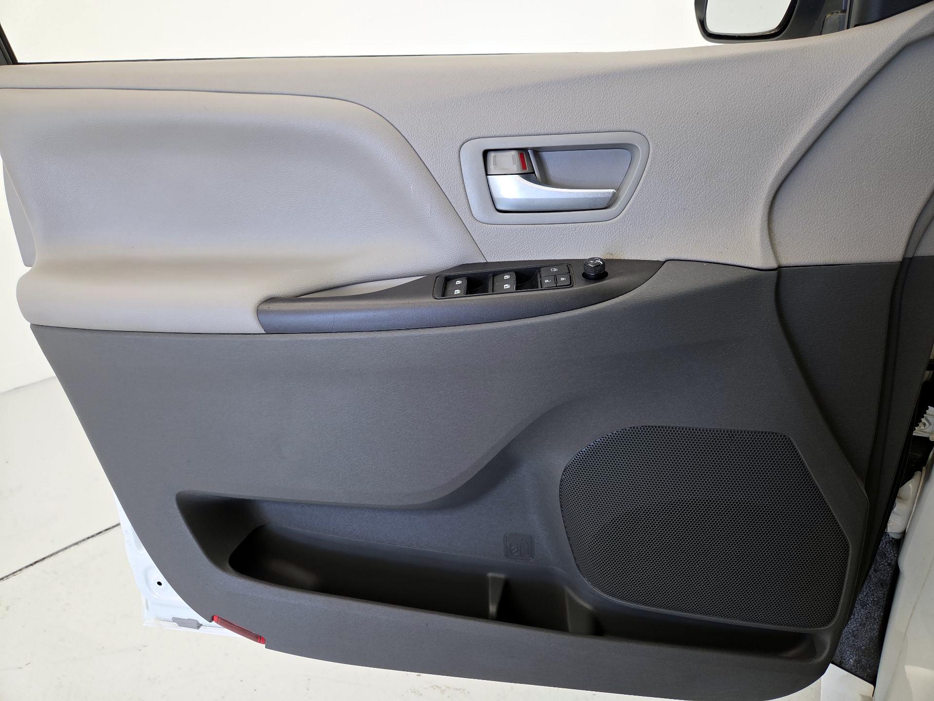 Thumbnail: 2017 Toyota Sienna - 12