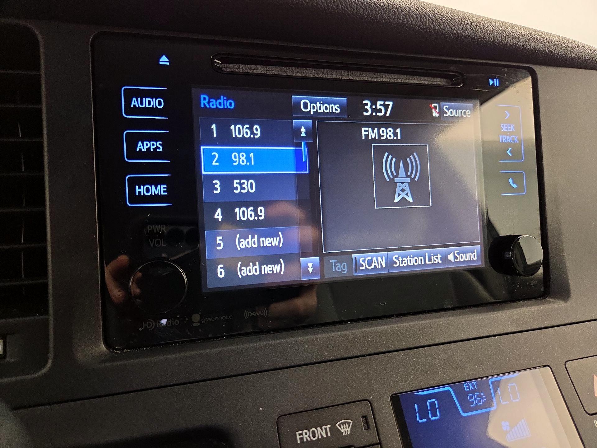 Thumbnail: 2017 Toyota Sienna - 15