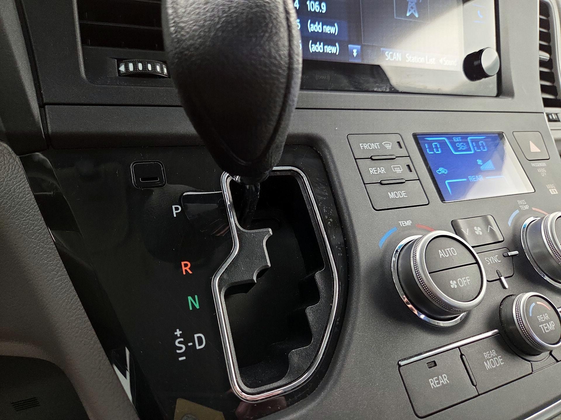 Thumbnail: 2017 Toyota Sienna - 17