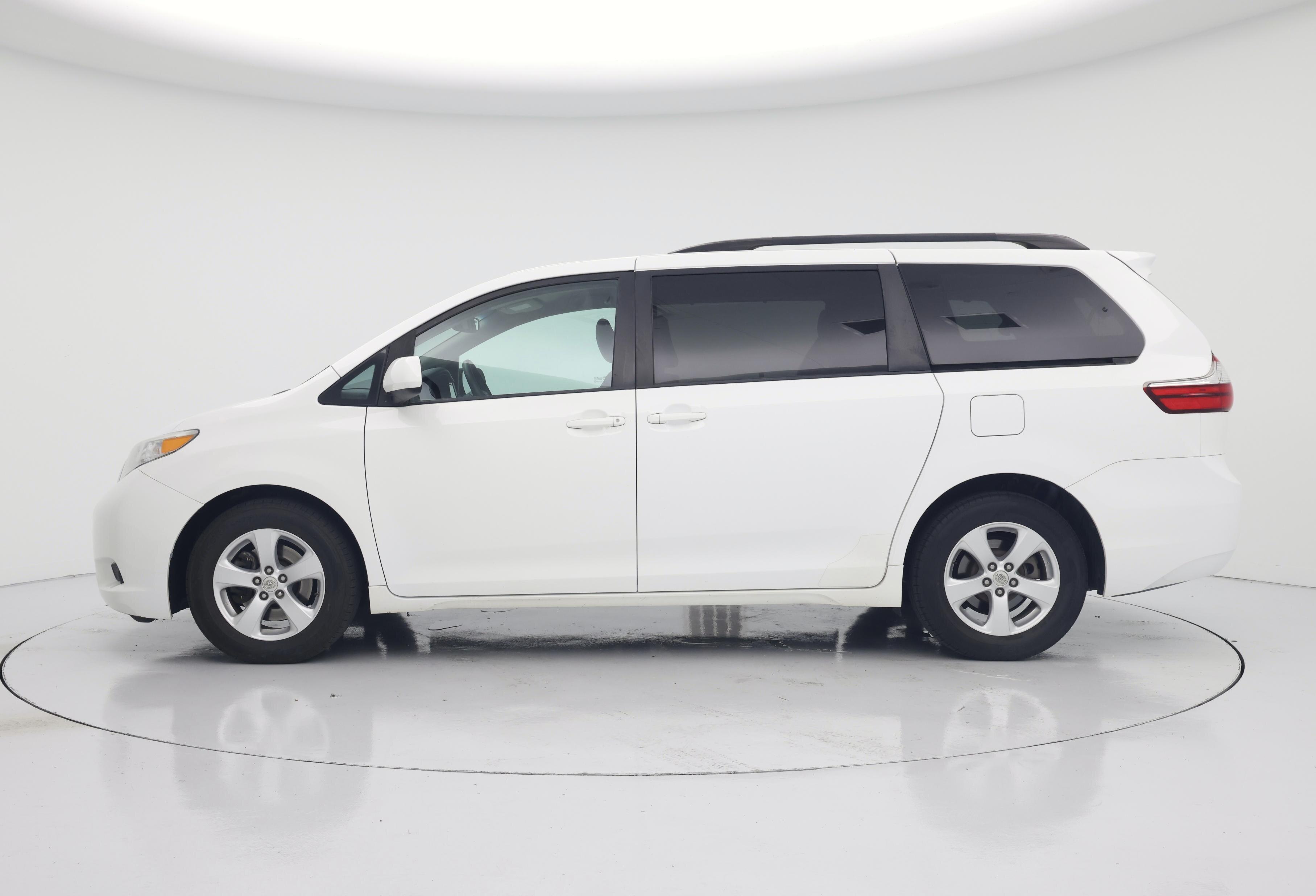 Thumbnail: 2017 Toyota Sienna - 3