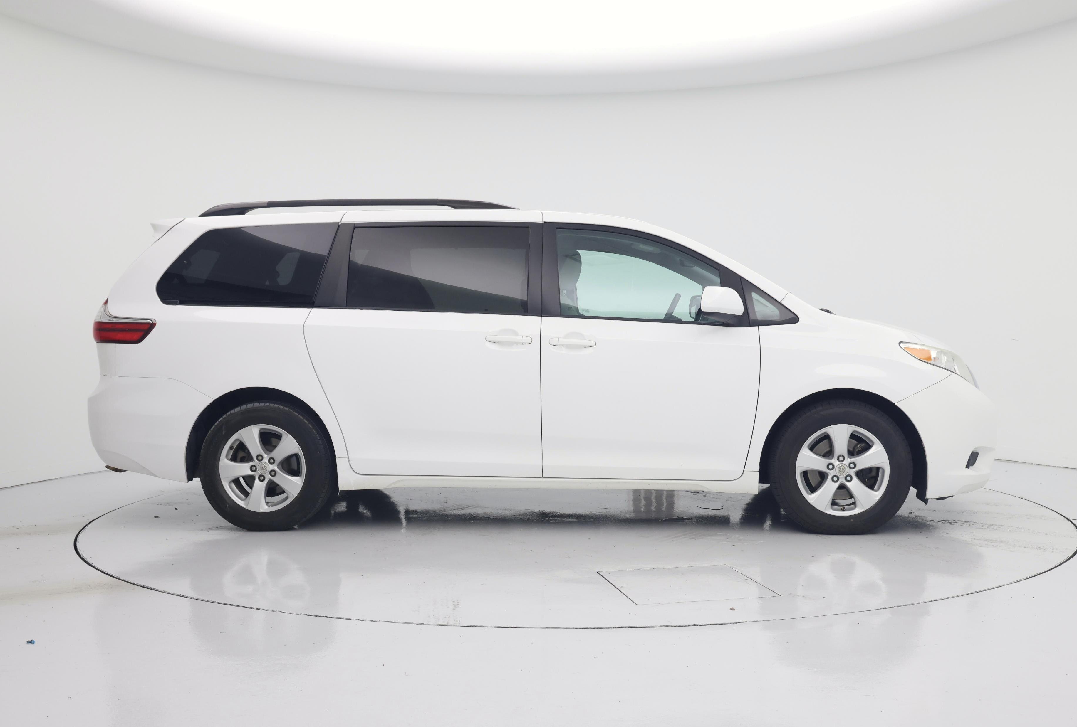 Thumbnail: 2017 Toyota Sienna - 7
