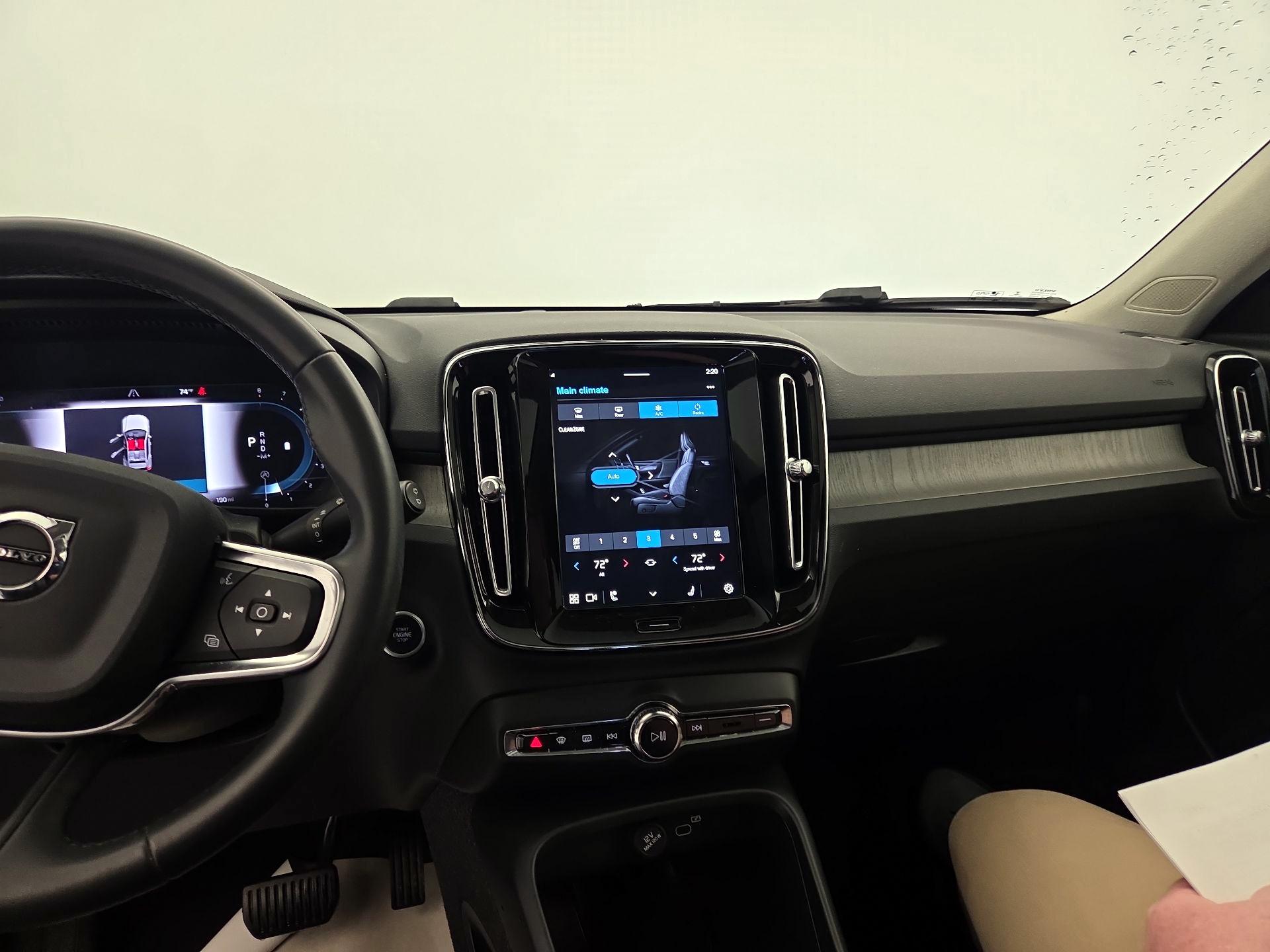 Thumbnail: 2023 Volvo XC40 - 9