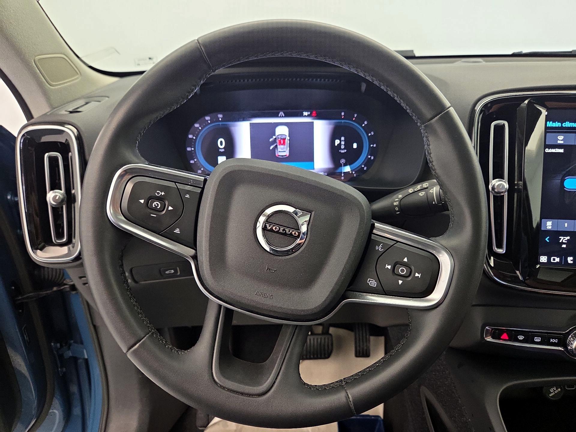 Thumbnail: 2023 Volvo XC40 - 10