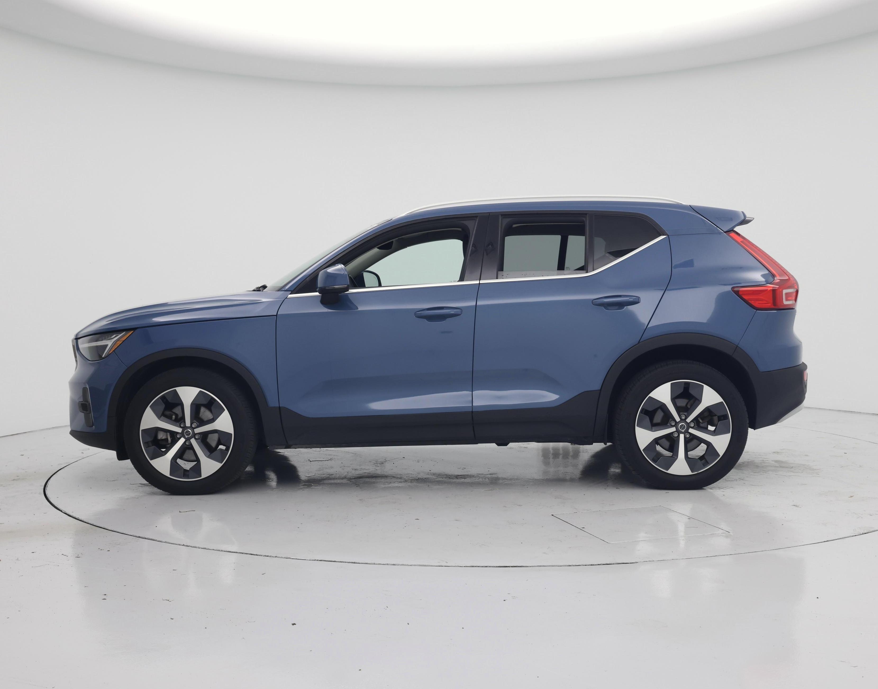 Thumbnail: 2023 Volvo XC40 - 3