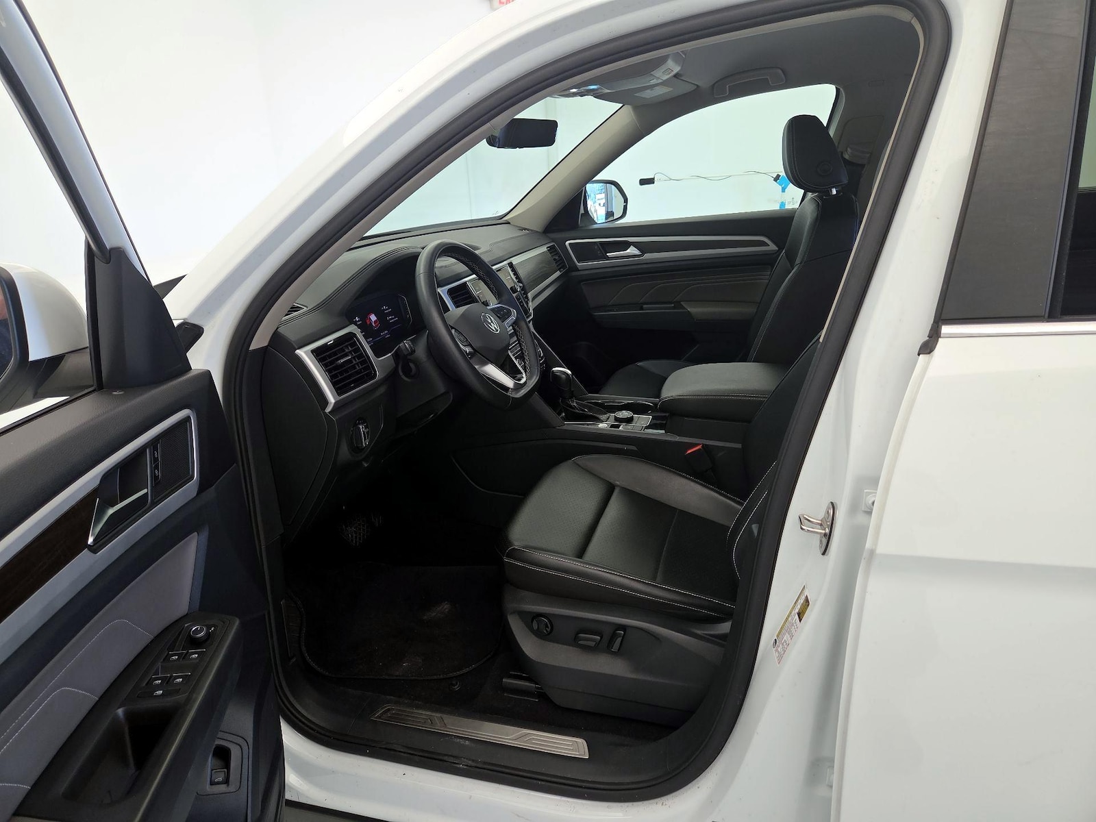 2022 Volkswagen Atlas SE w/Tech - Photo 12