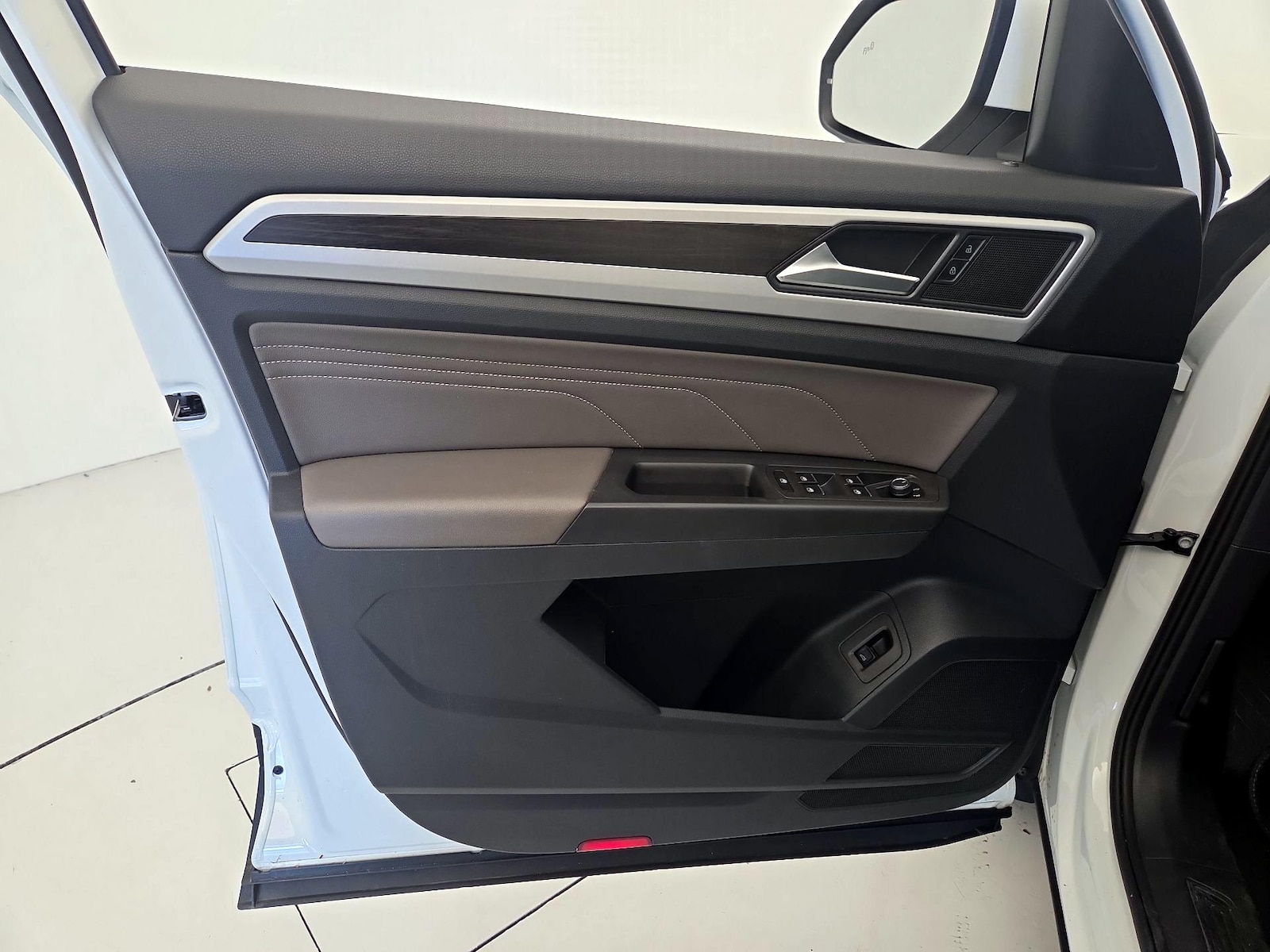 2022 Volkswagen Atlas SE w/Tech - Photo 13