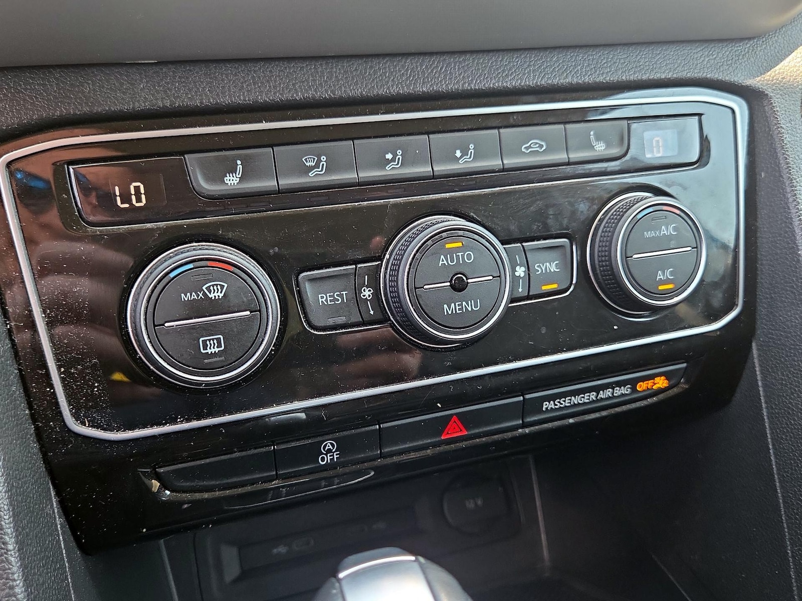 2022 Volkswagen Atlas SE w/Tech - Photo 17