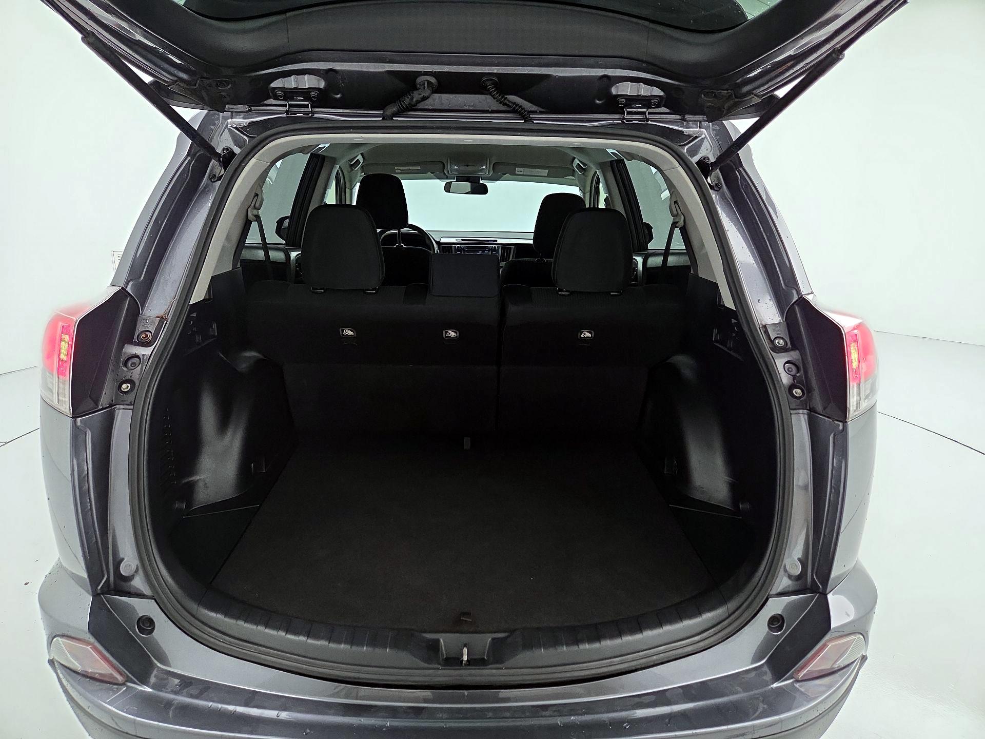 Thumbnail: 2018 Toyota RAV4 - 20