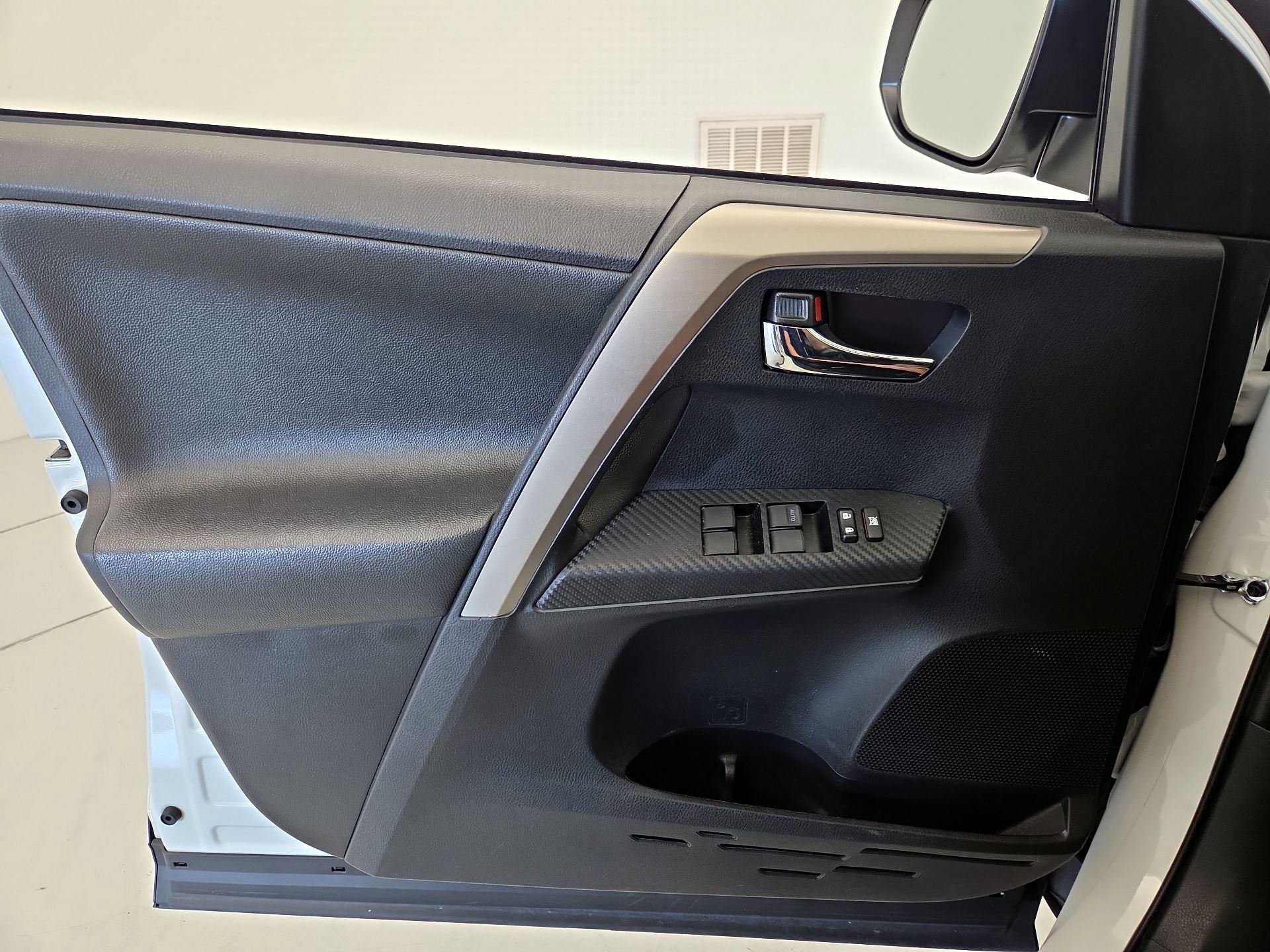 Thumbnail: 2015 Toyota RAV4 - 12