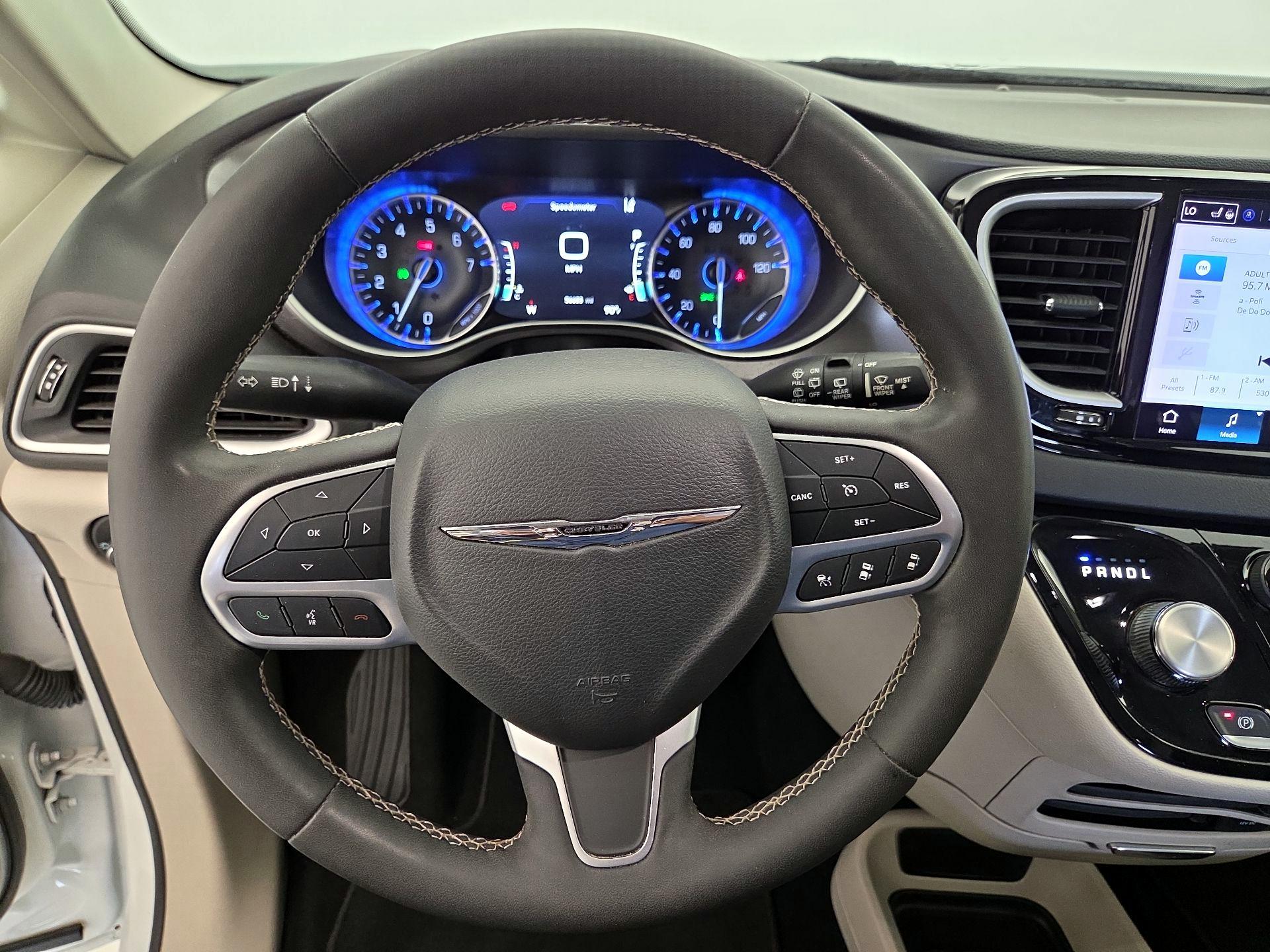 Thumbnail: 2022 Chrysler Pacifica - 10