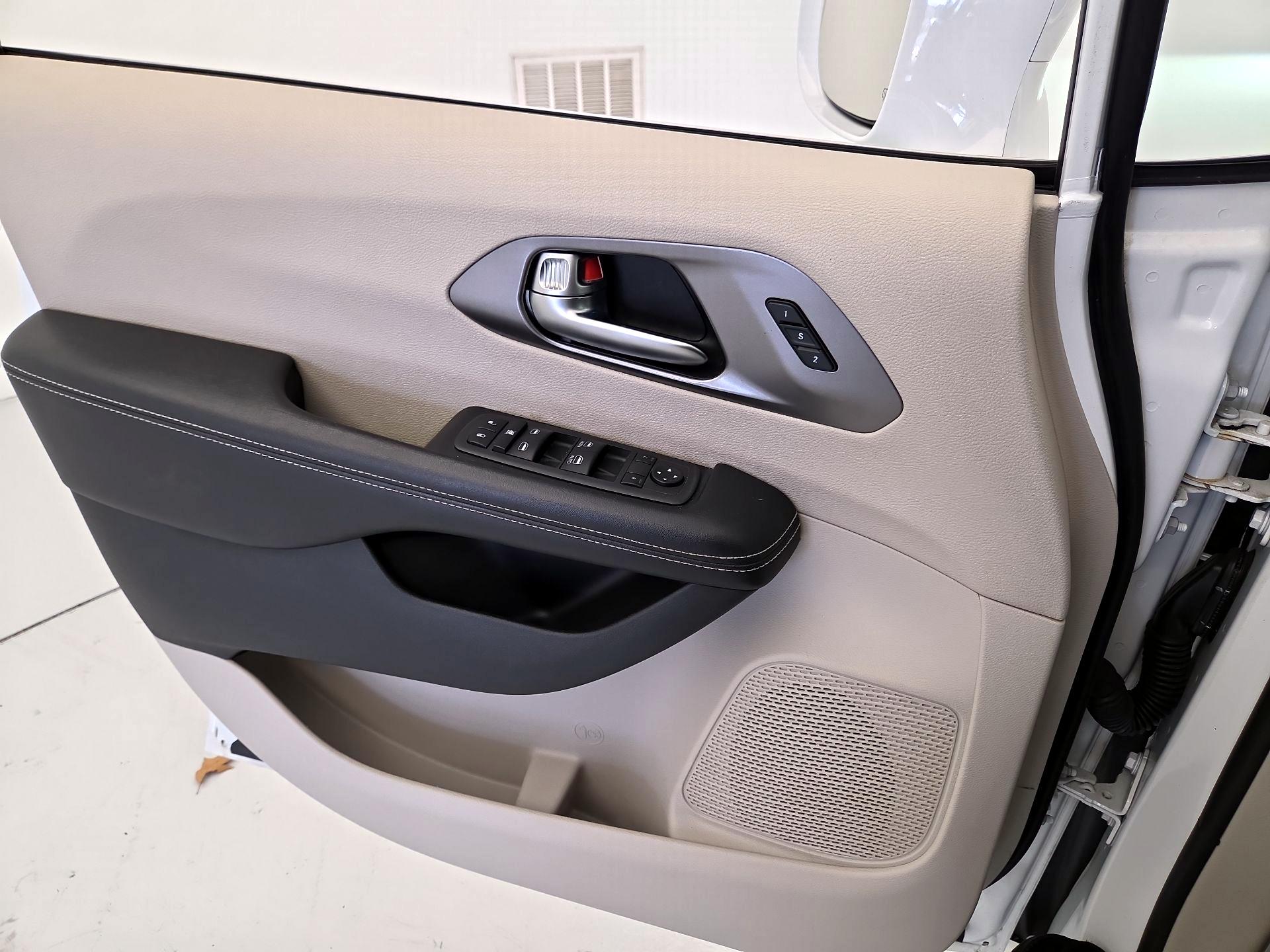 Thumbnail: 2022 Chrysler Pacifica - 12