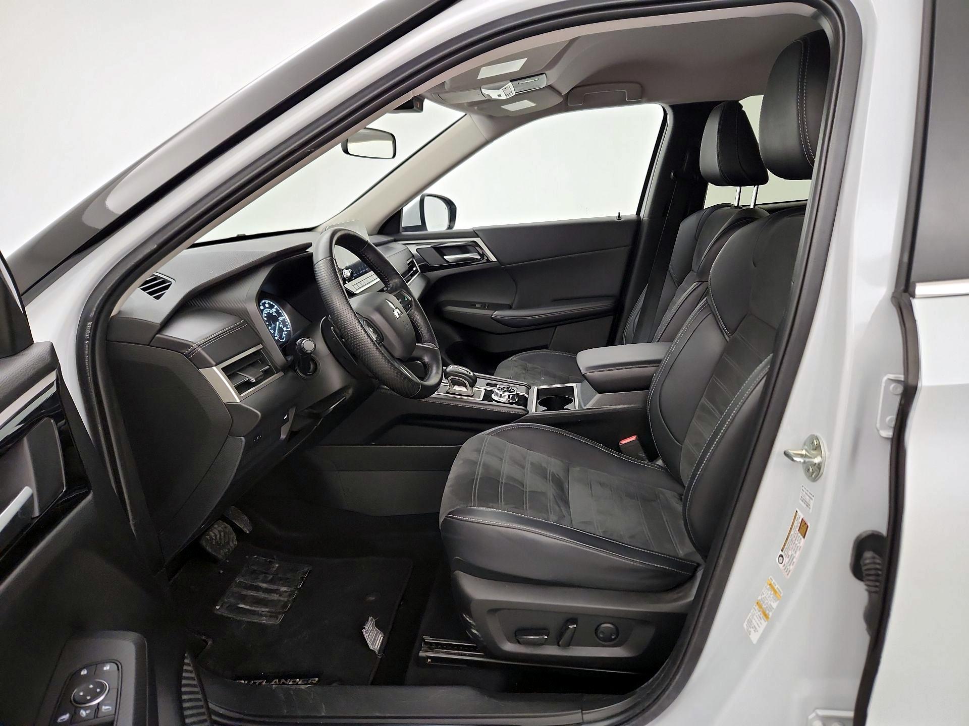 Thumbnail: 2024 Mitsubishi Outlander - 11