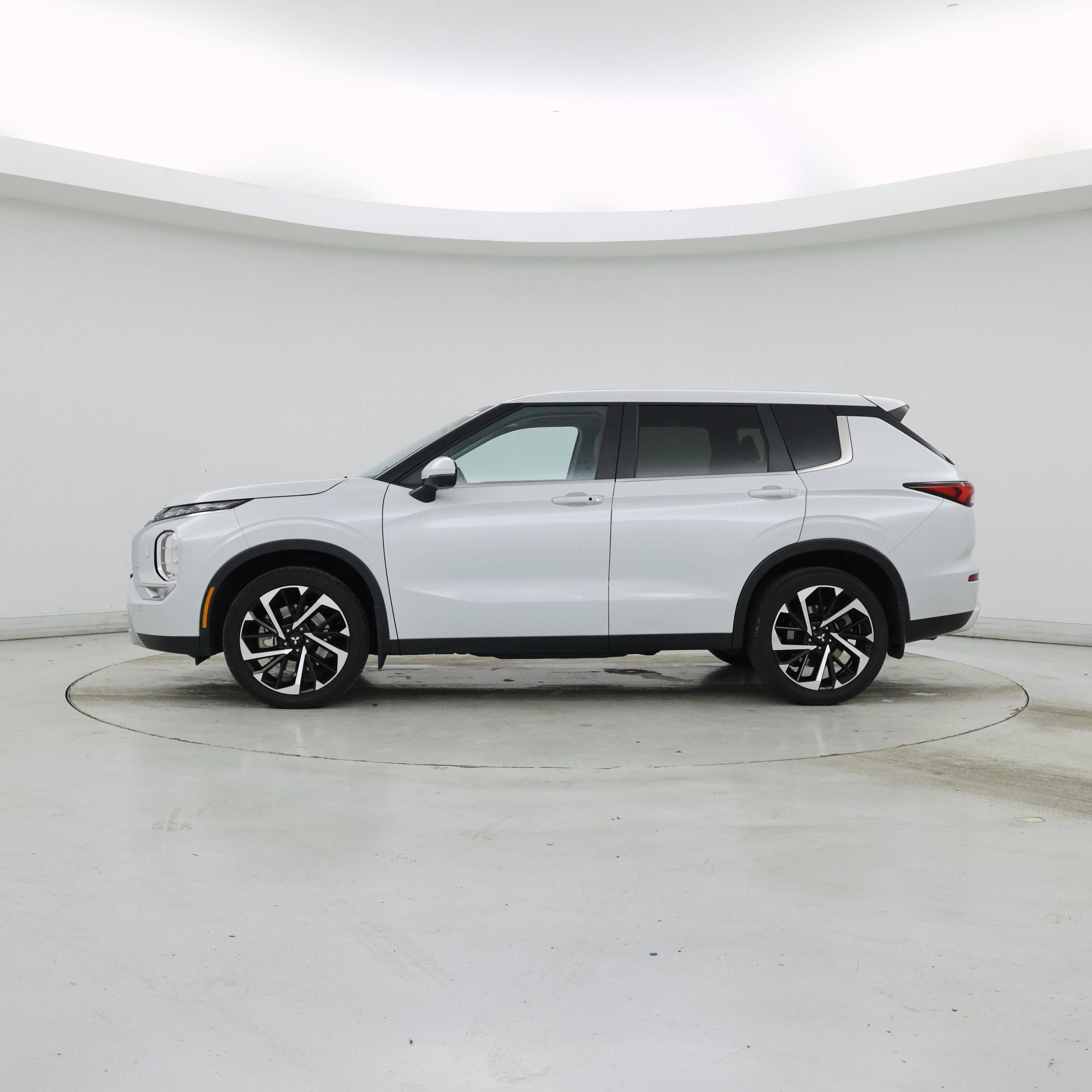 Thumbnail: 2024 Mitsubishi Outlander - 3