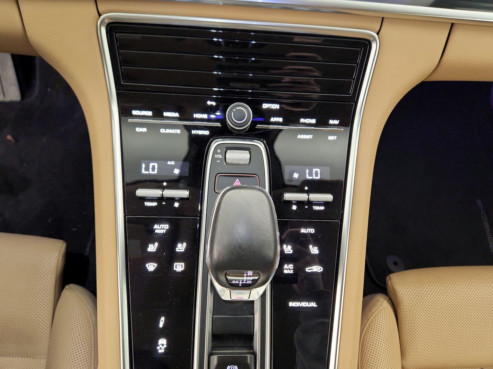 Thumbnail: 2021 Porsche Panamera - 16