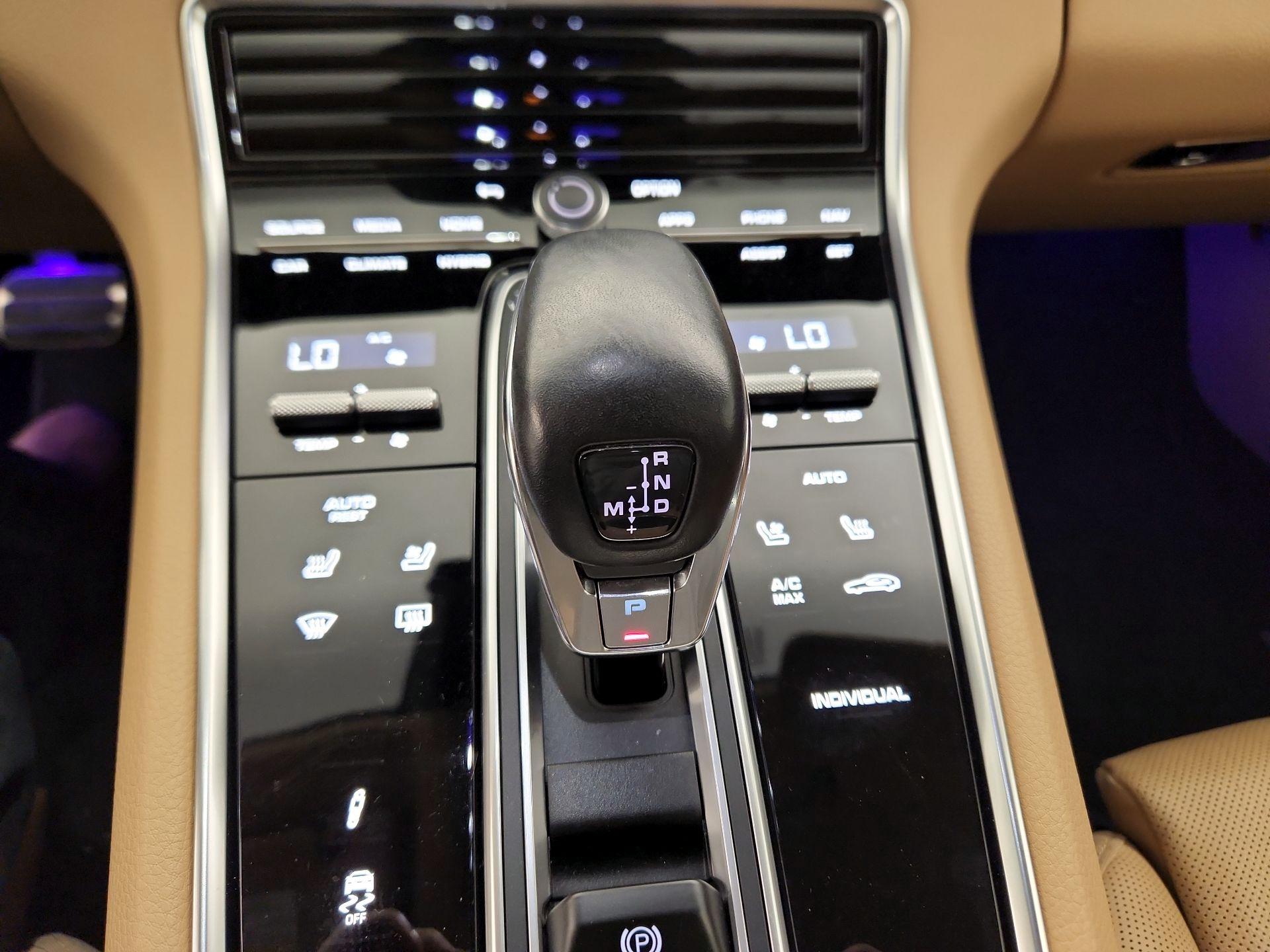 Thumbnail: 2021 Porsche Panamera - 17