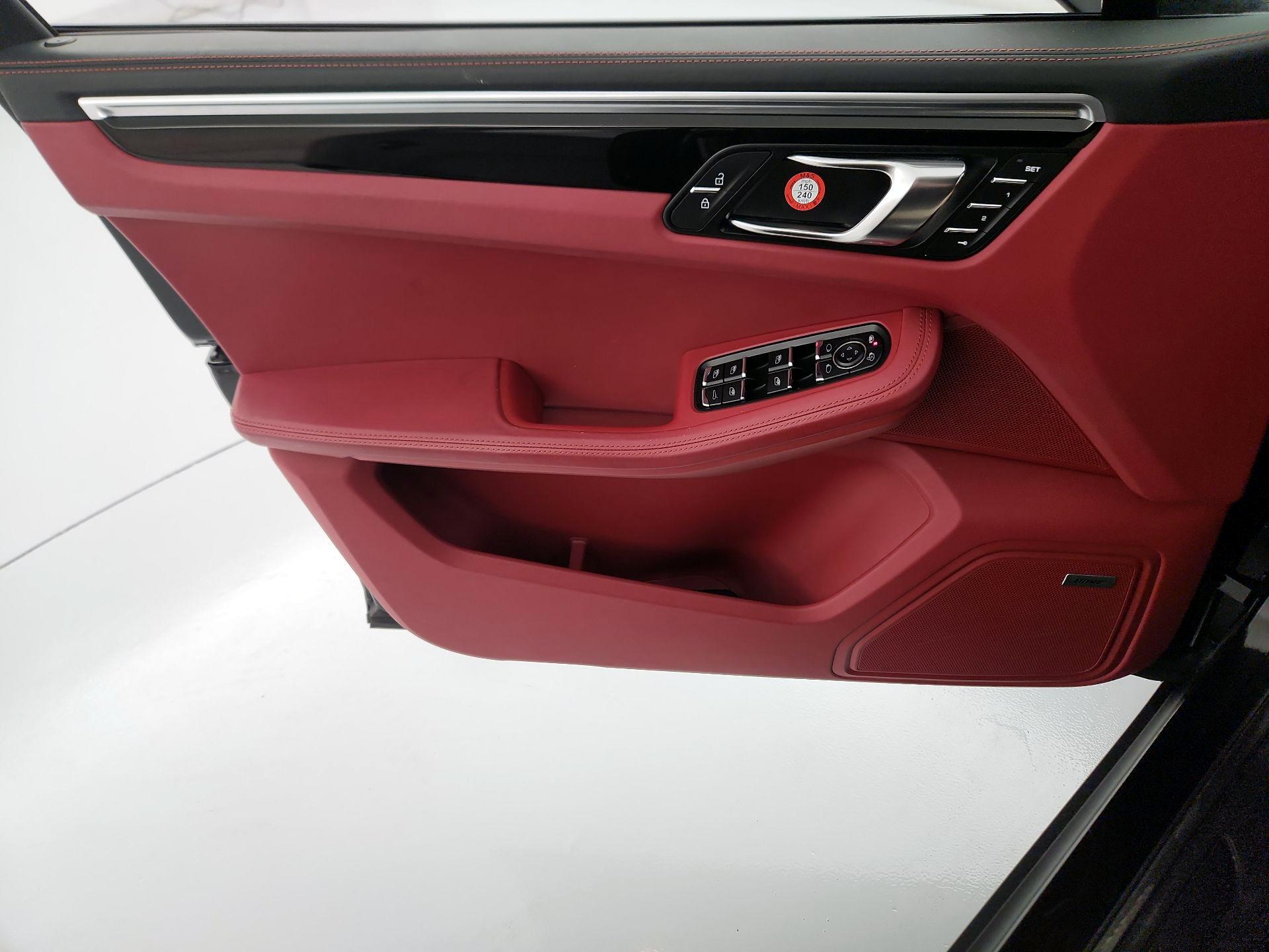 Thumbnail: 2021 Porsche Macan - 12