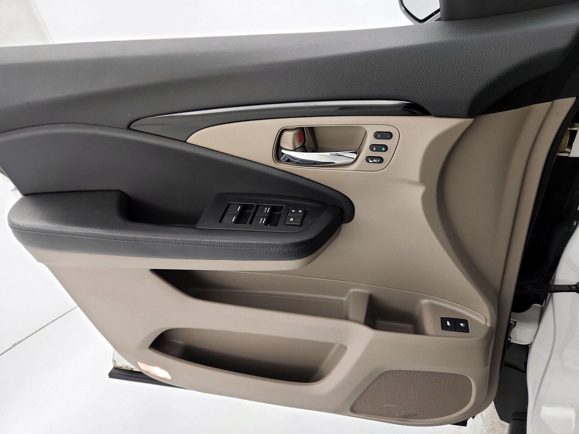 Thumbnail: 2017 Honda Pilot - 12