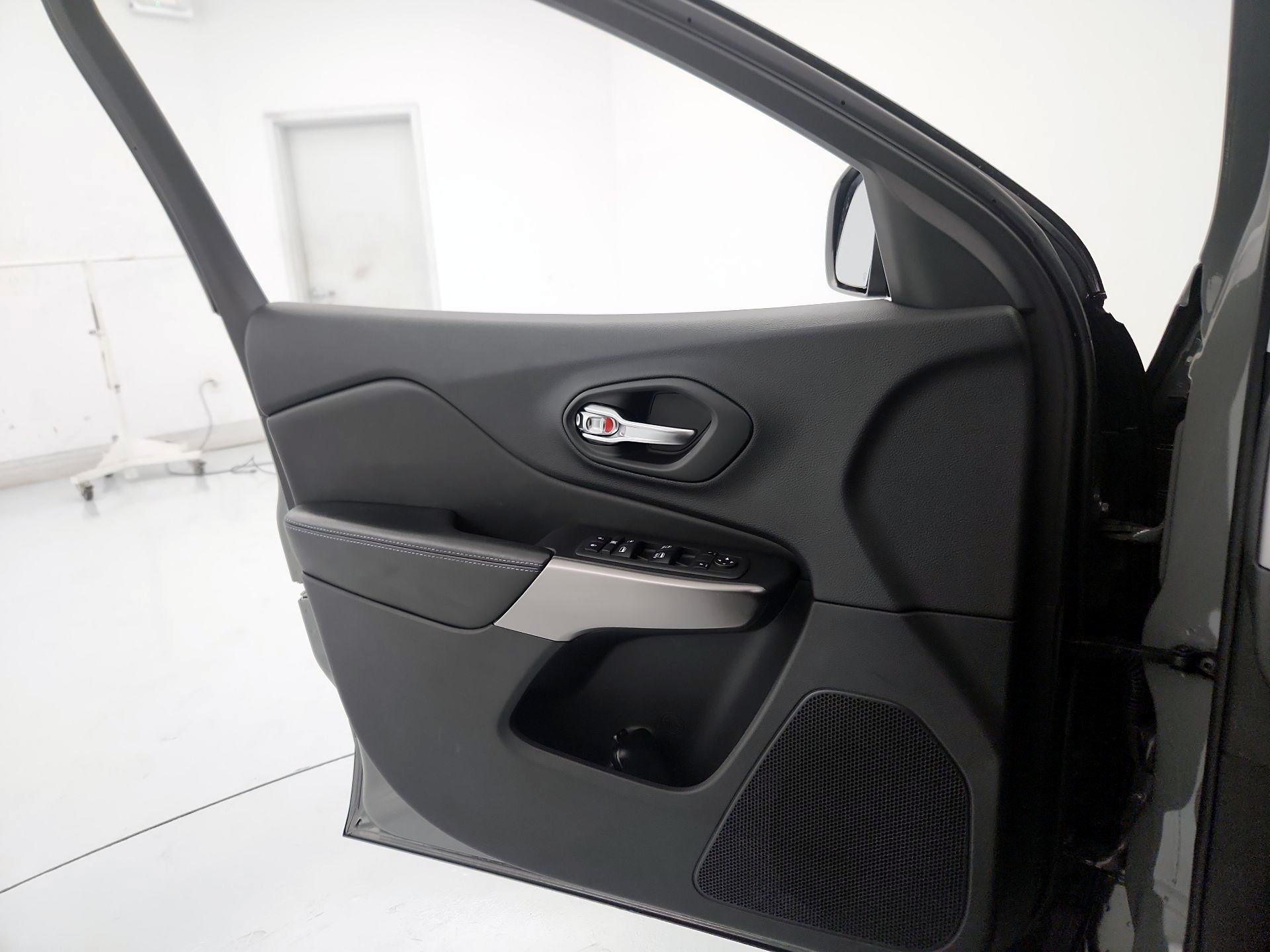 Thumbnail: 2020 Jeep Cherokee - 12