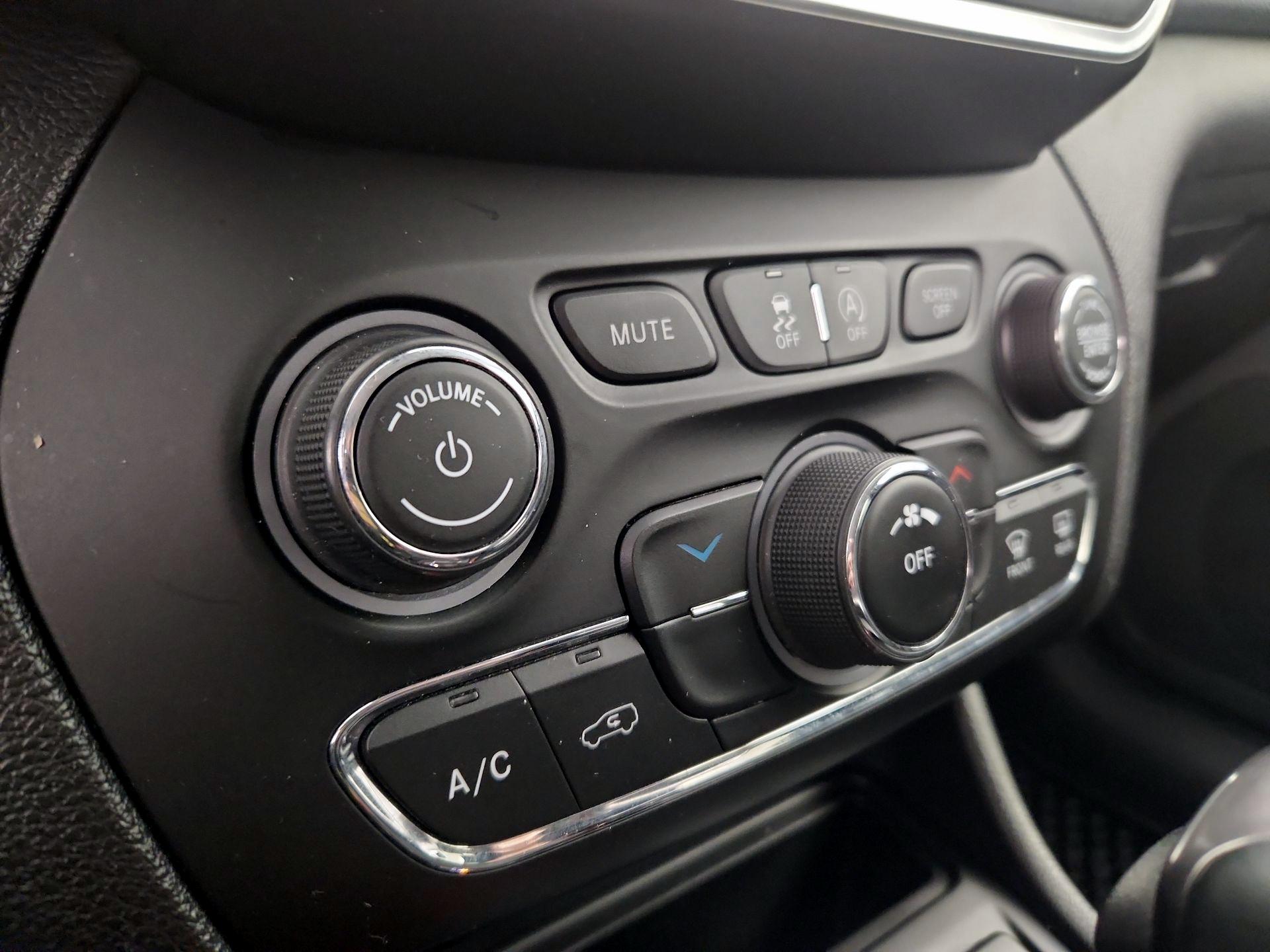 Thumbnail: 2020 Jeep Cherokee - 16