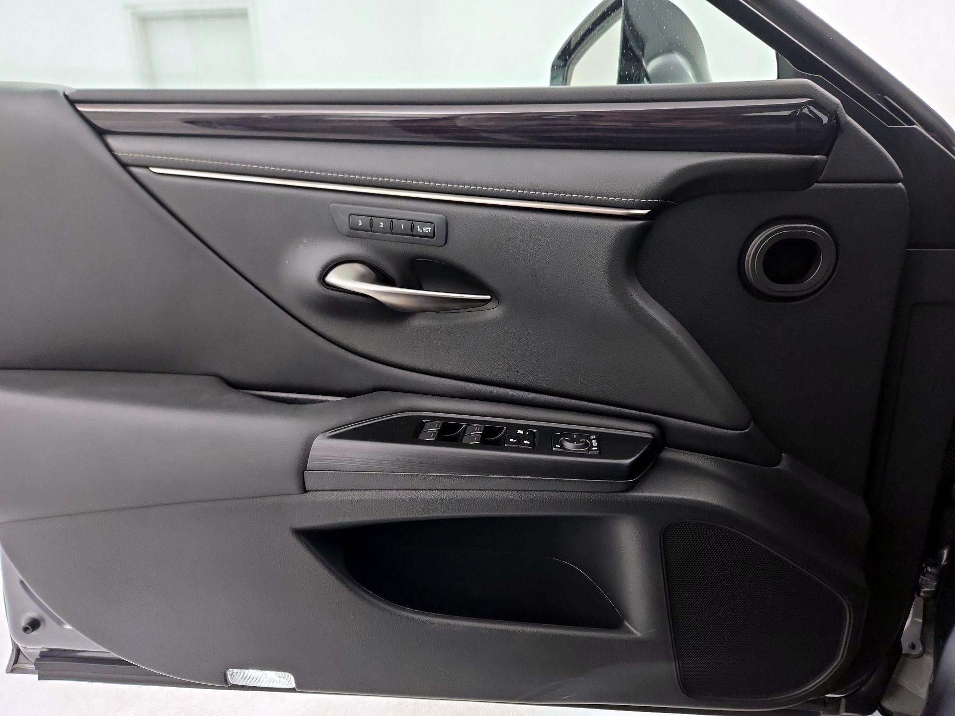 Thumbnail: 2021 Lexus ES - 12