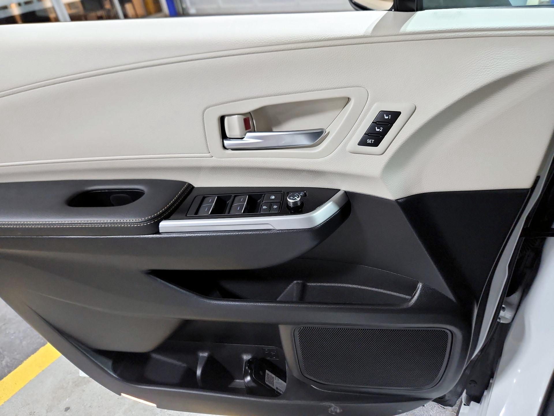 Thumbnail: 2025 Toyota Sienna - 10