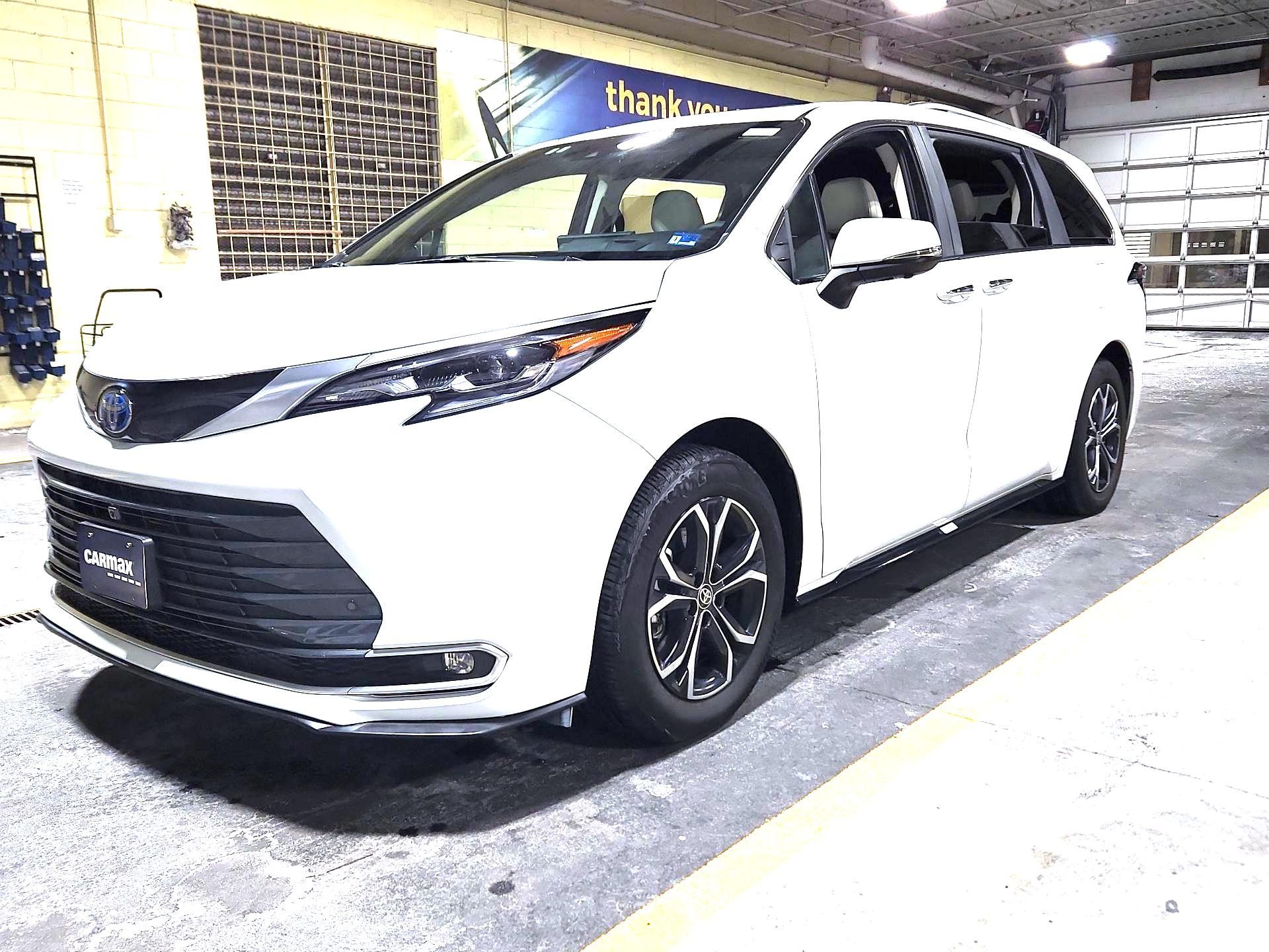 Thumbnail: 2025 Toyota Sienna - 3