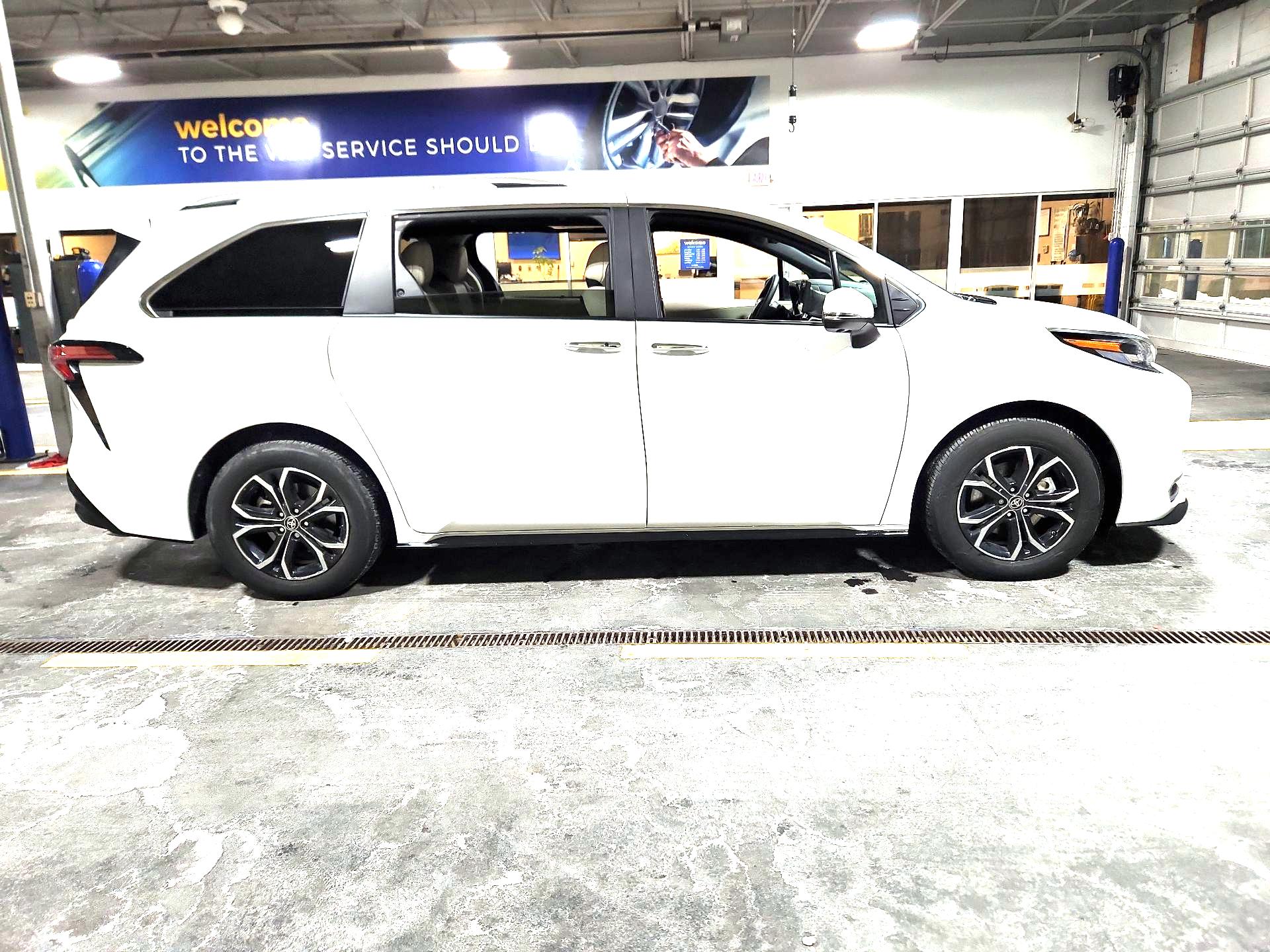 Thumbnail: 2025 Toyota Sienna - 4