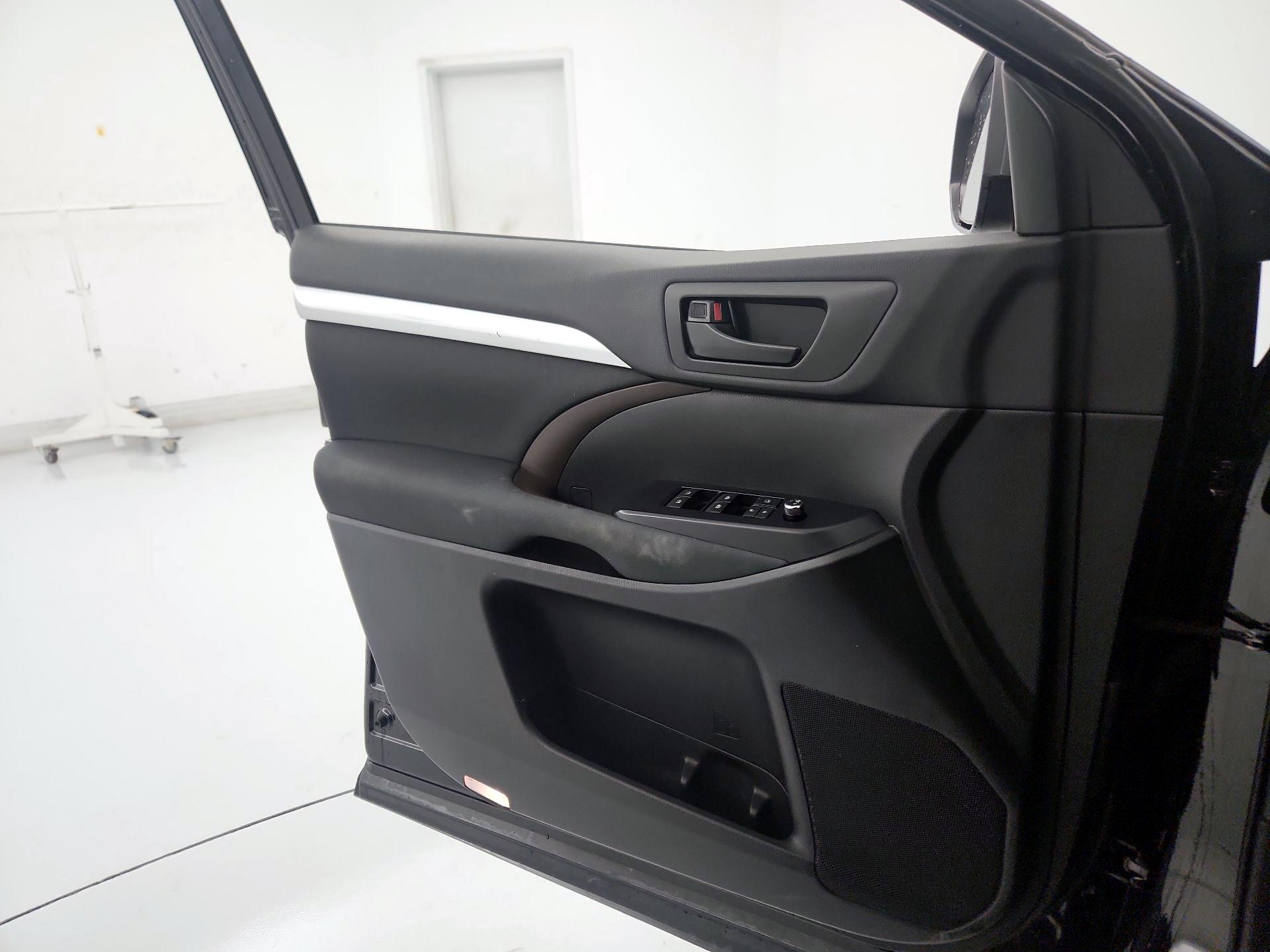 Thumbnail: 2019 Toyota Highlander - 12