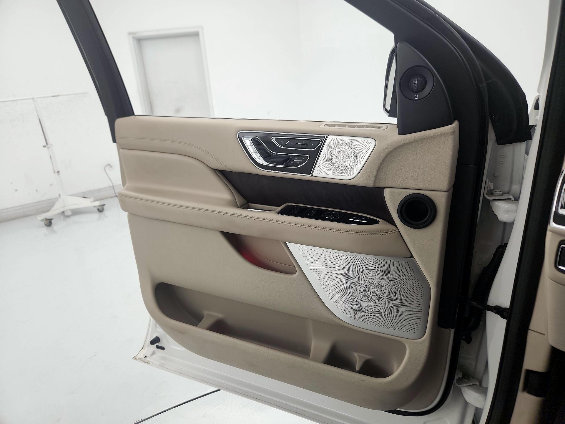 Thumbnail: 2020 Lincoln Navigator - 12