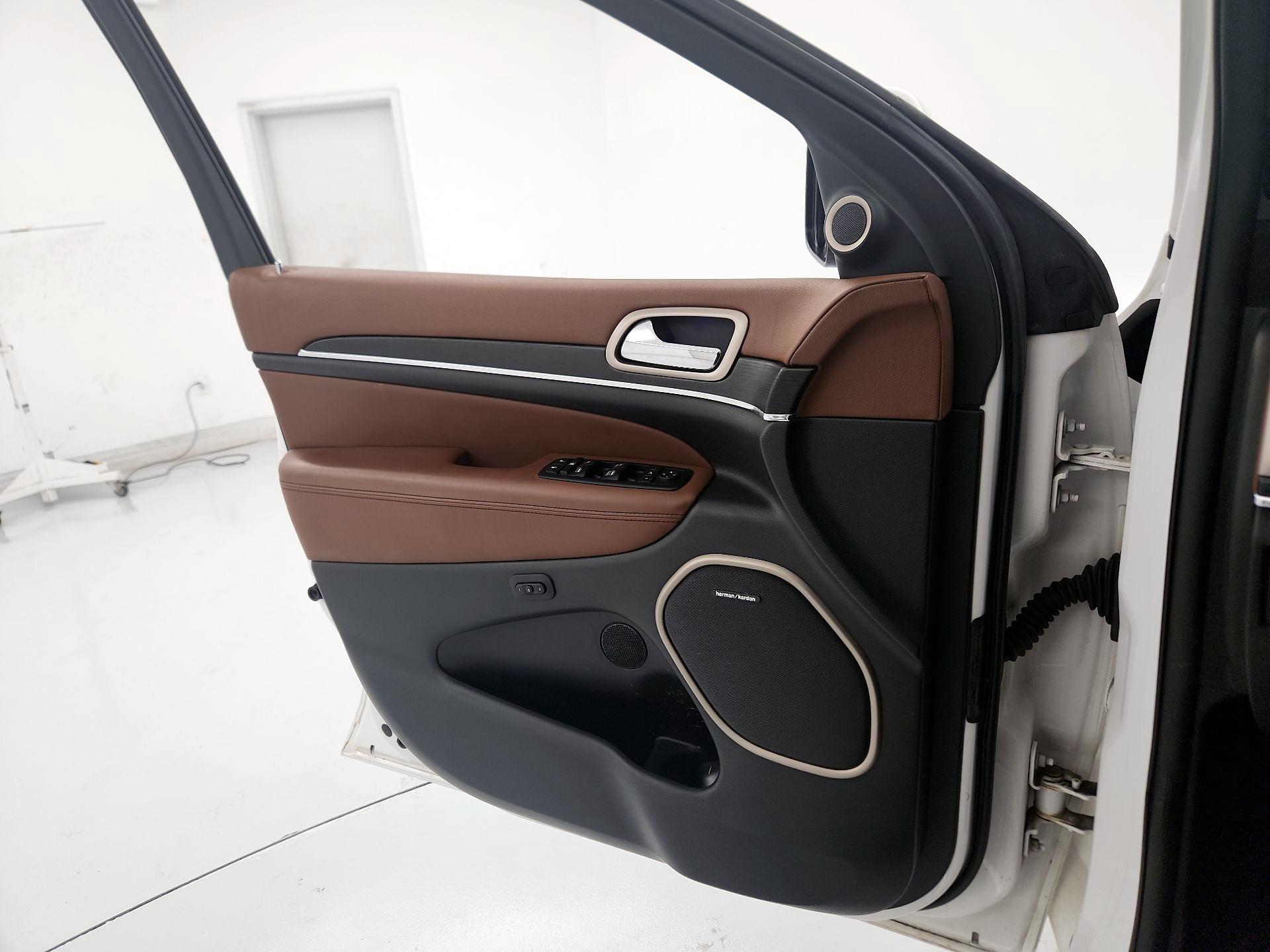 Thumbnail: 2017 Jeep Grand Cherokee - 12