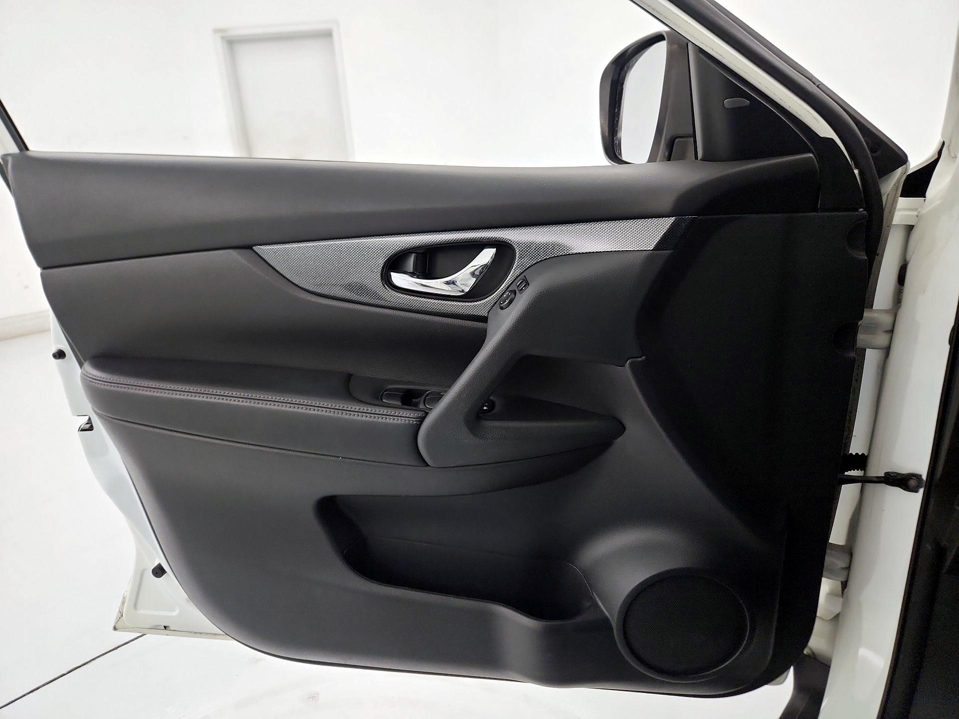 Thumbnail: 2016 Nissan Rogue - 12