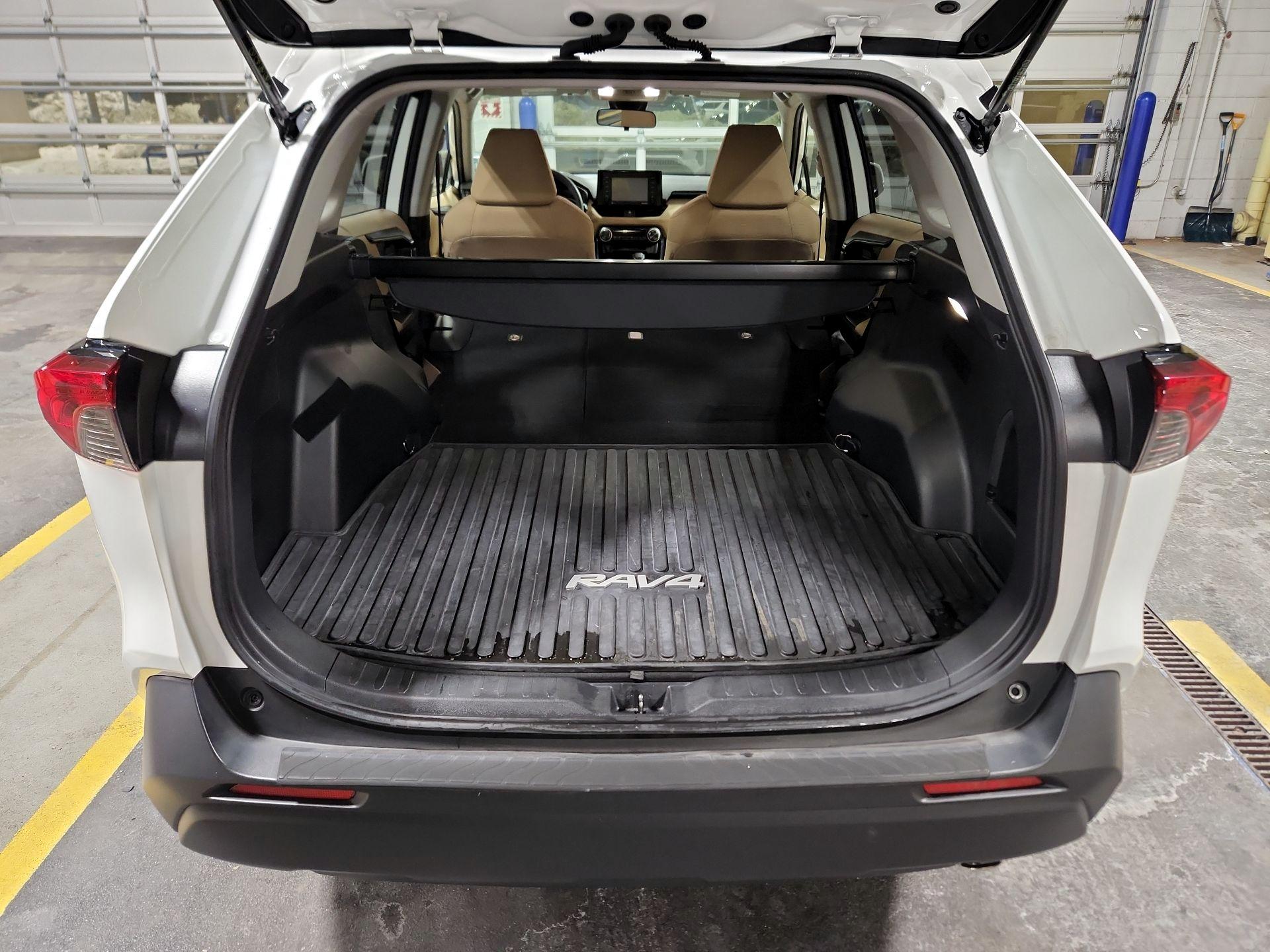 Thumbnail: 2022 Toyota RAV4 - 20