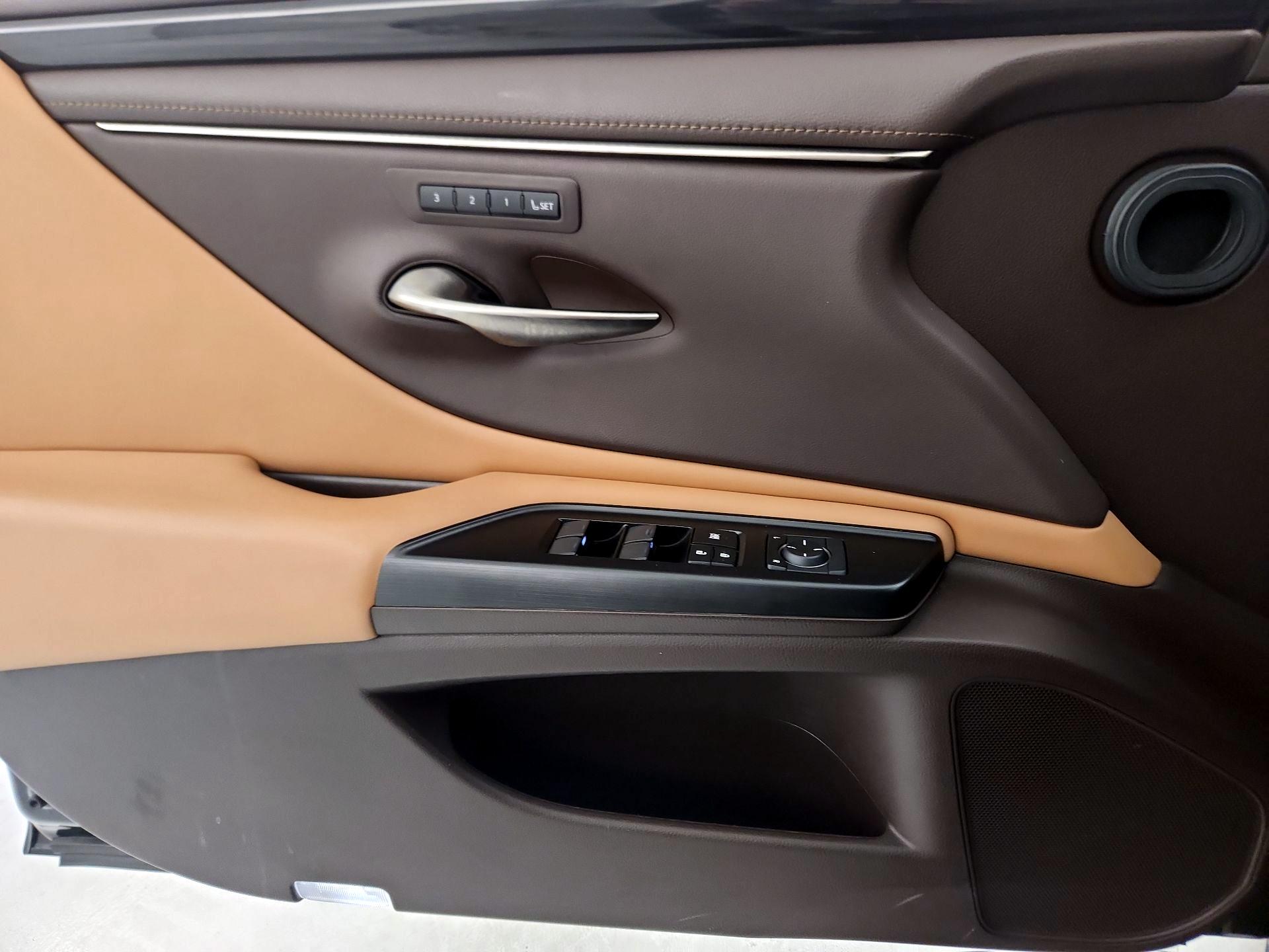 Thumbnail: 2019 Lexus ES - 12