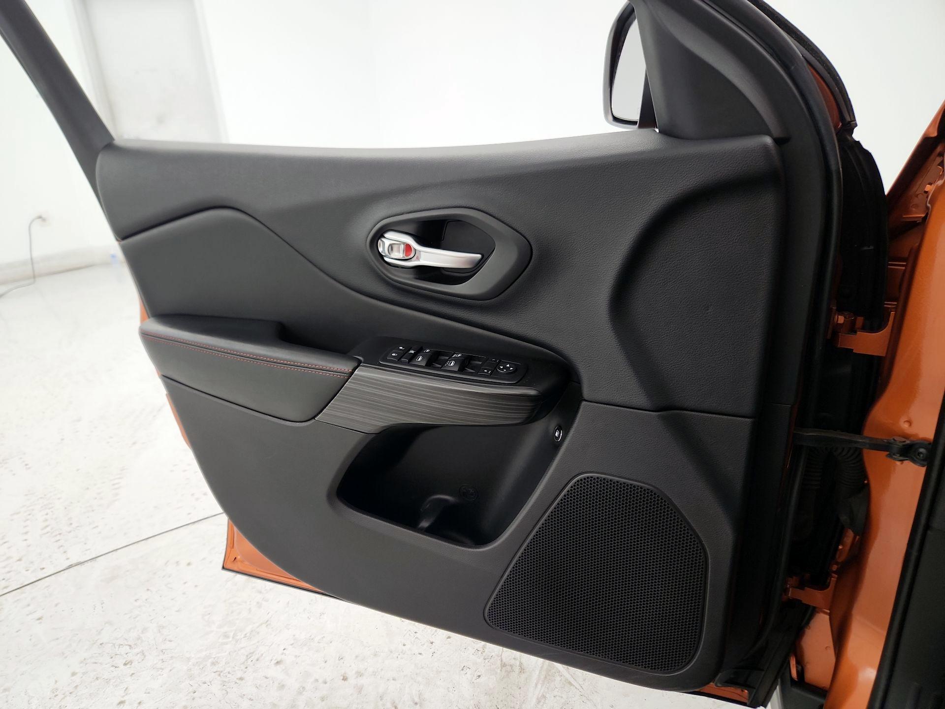 Thumbnail: 2015 Jeep Cherokee - 12