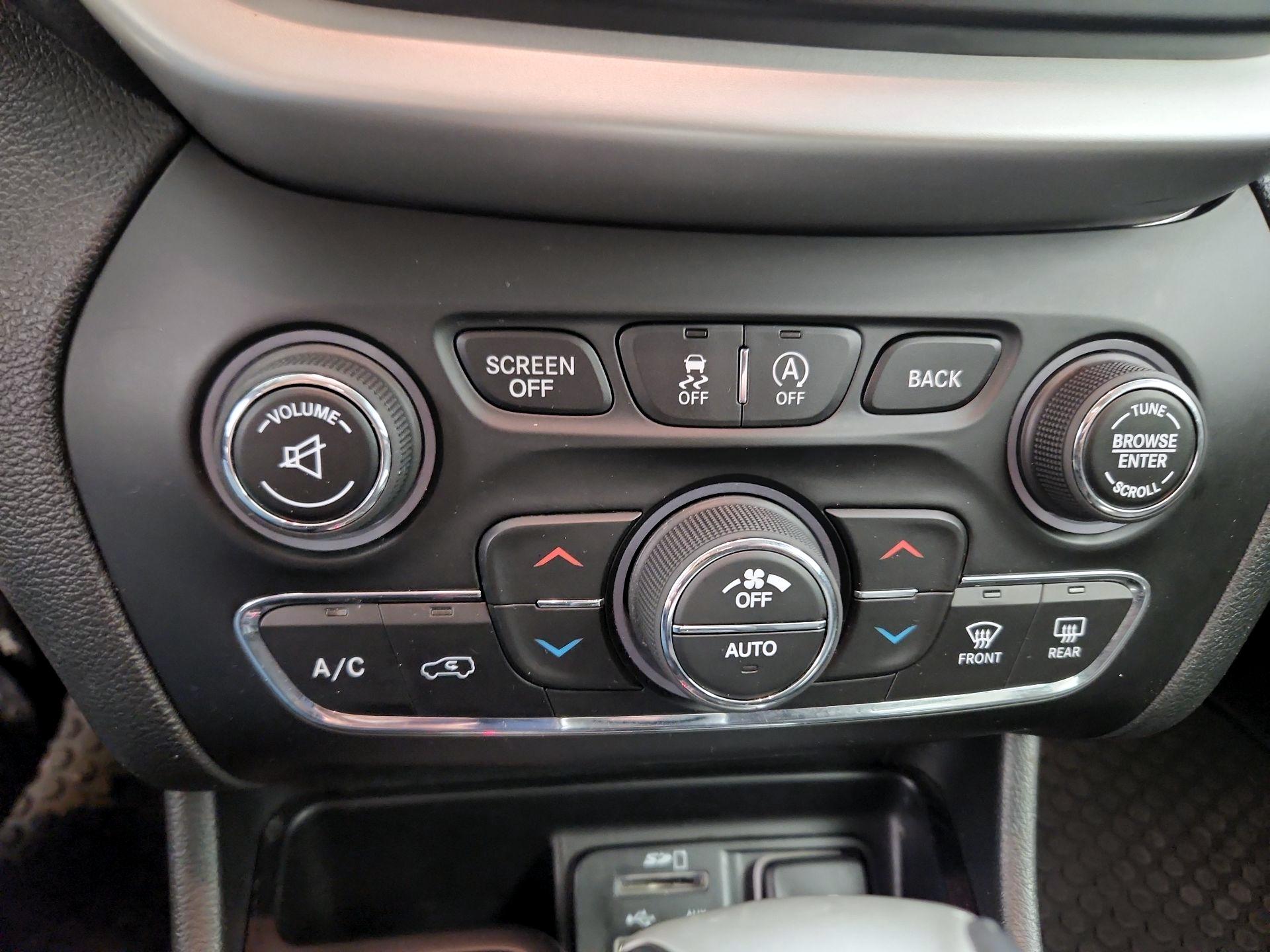 Thumbnail: 2015 Jeep Cherokee - 17