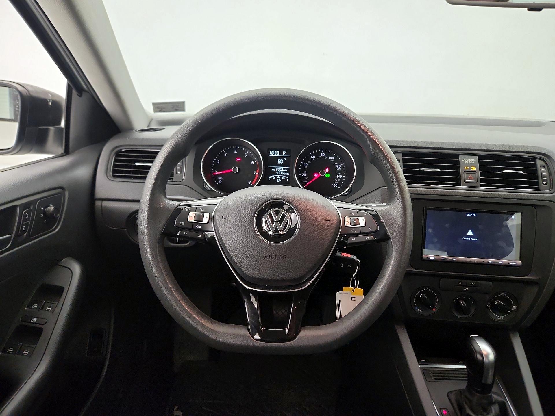 Thumbnail: 2015 Volkswagen Jetta - 10
