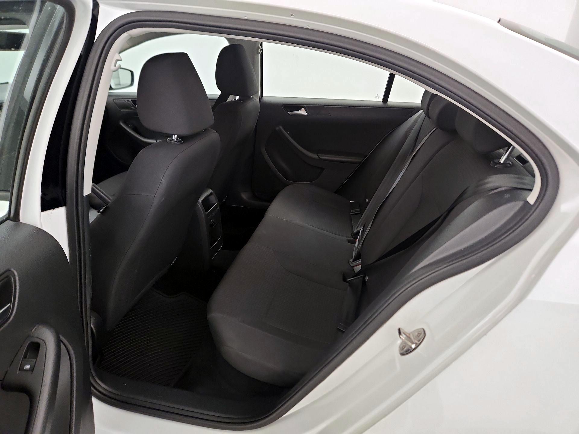 Thumbnail: 2015 Volkswagen Jetta - 18