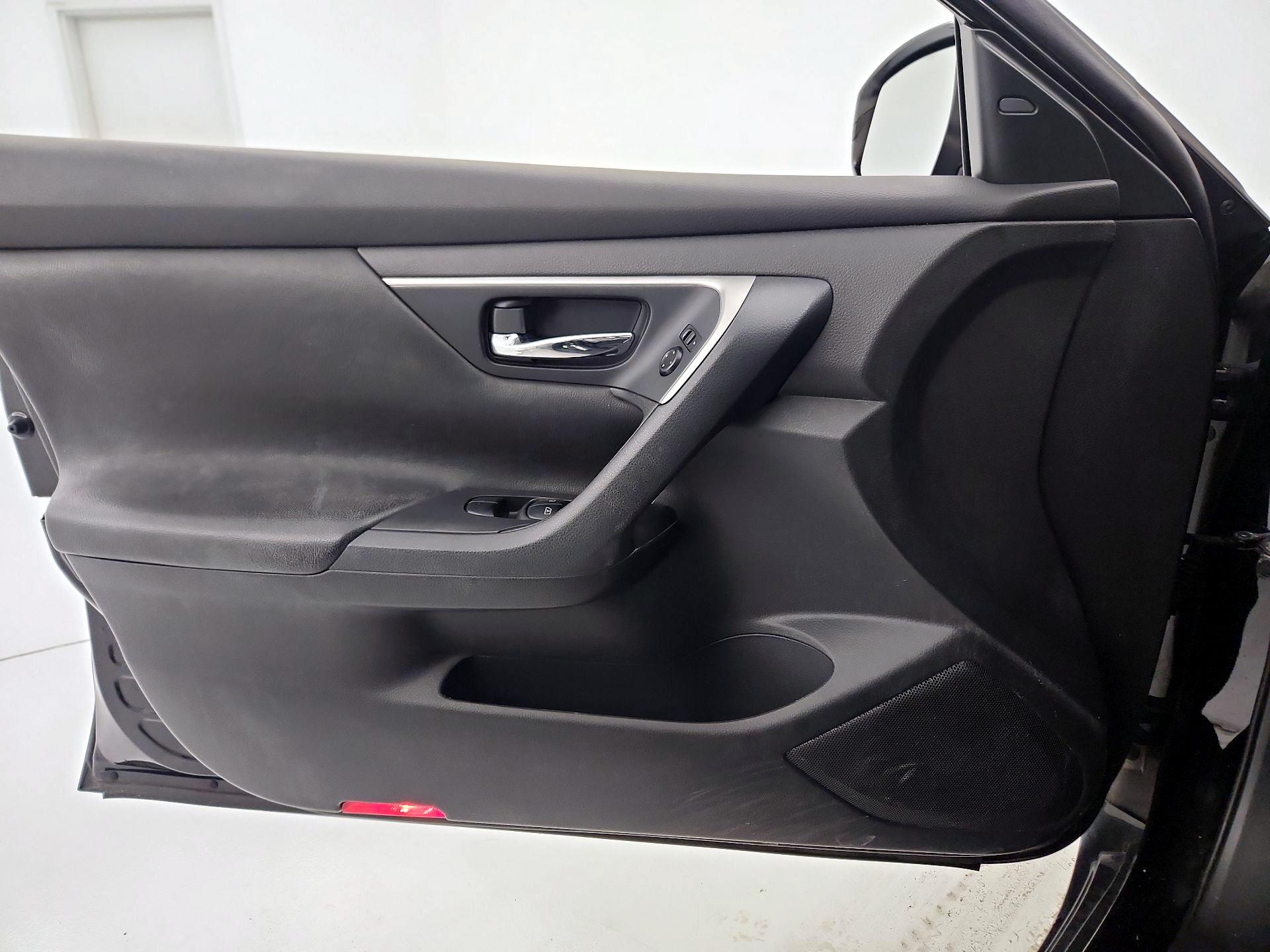 Thumbnail: 2015 Nissan Altima - 12