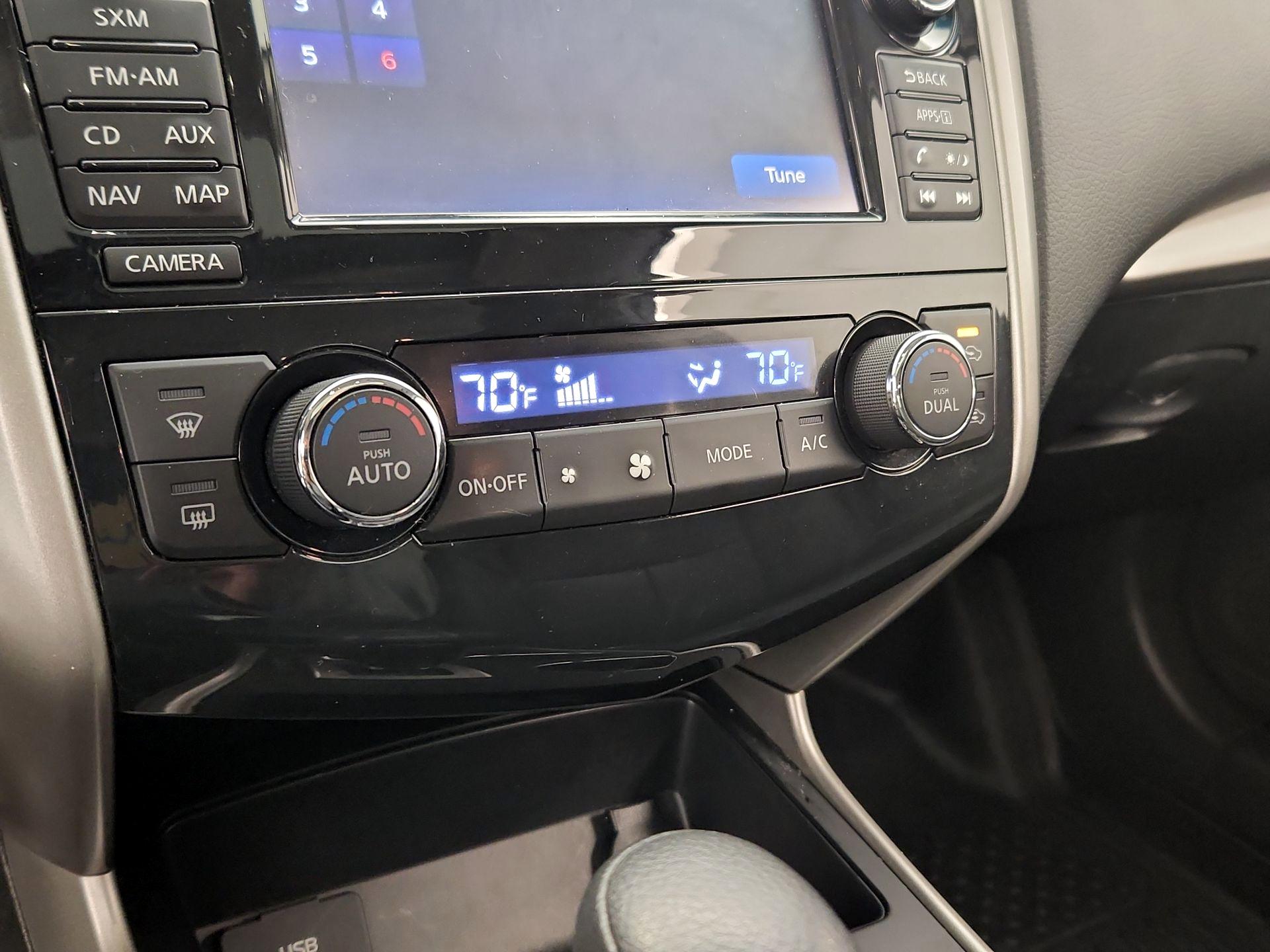 Thumbnail: 2015 Nissan Altima - 16