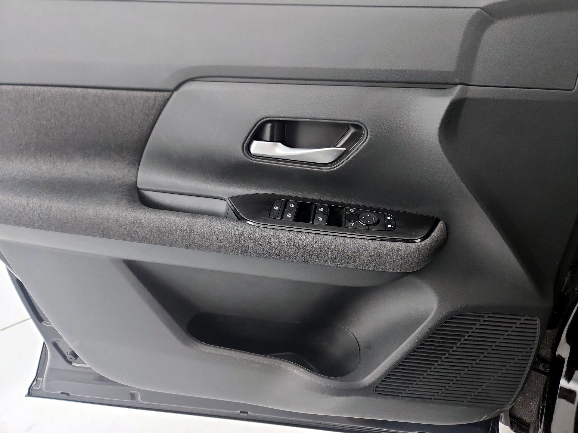 Thumbnail: 2025 Nissan Kicks - 12