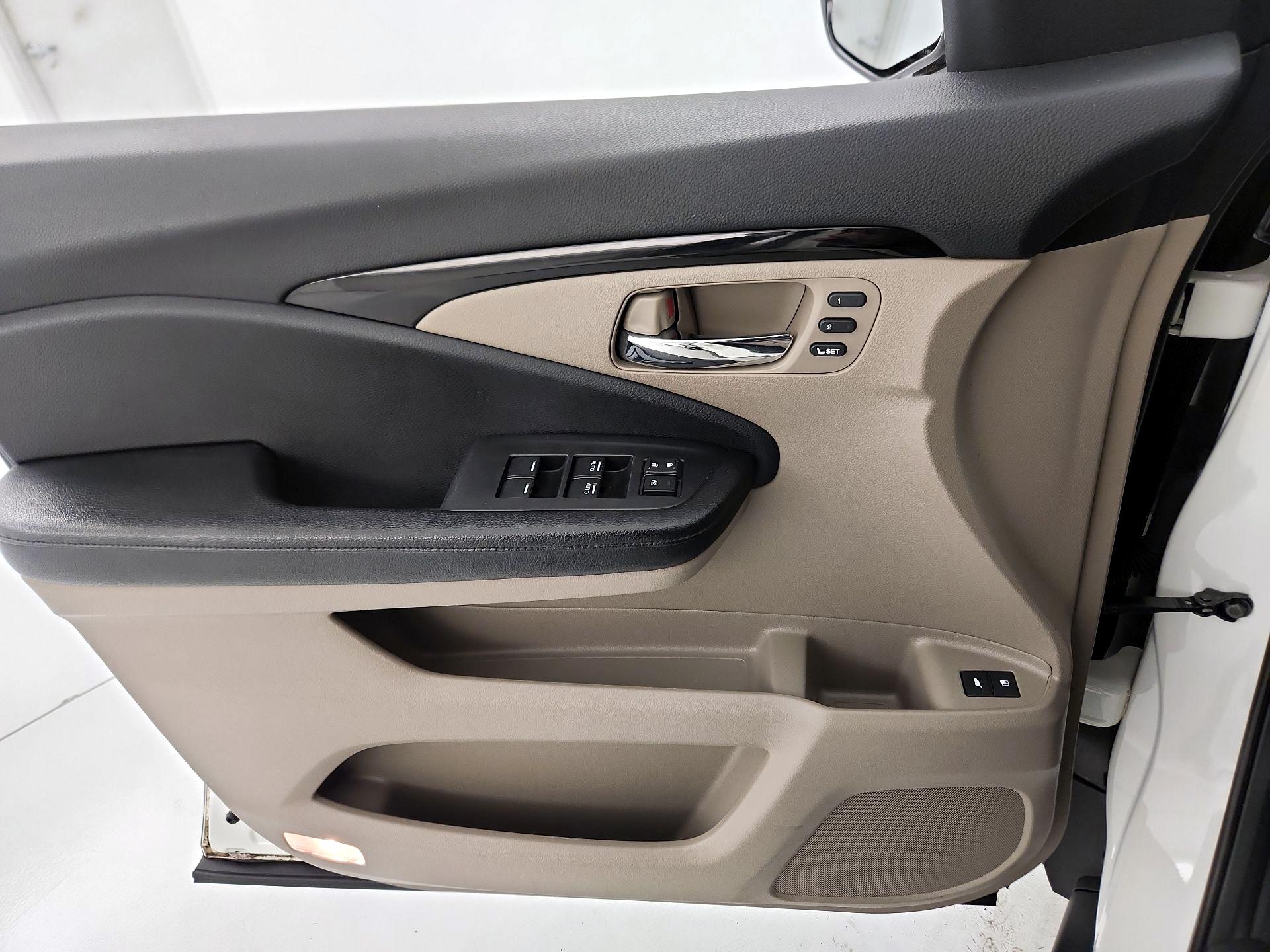 Thumbnail: 2017 Honda Pilot - 12