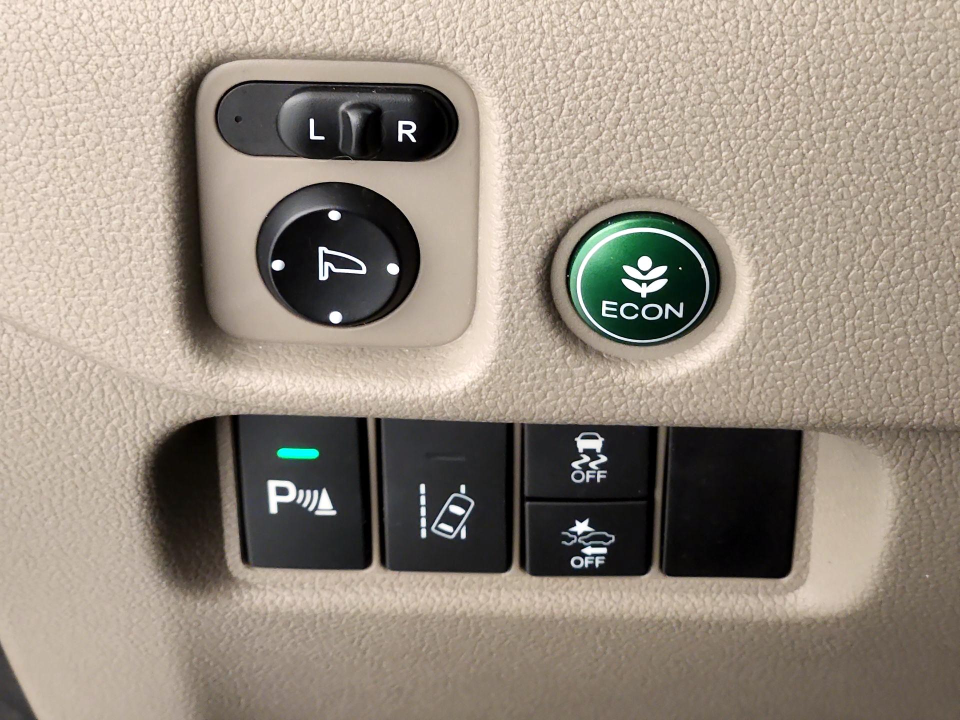 Thumbnail: 2017 Honda Pilot - 13