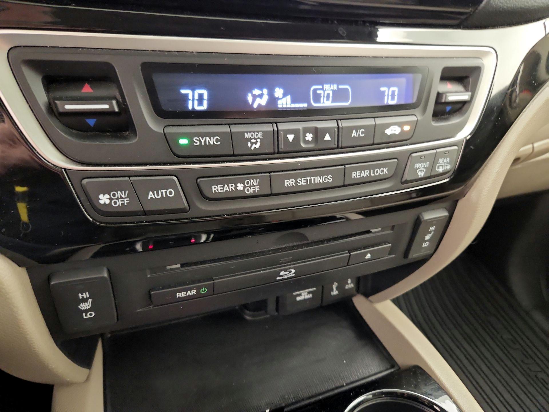 Thumbnail: 2017 Honda Pilot - 17