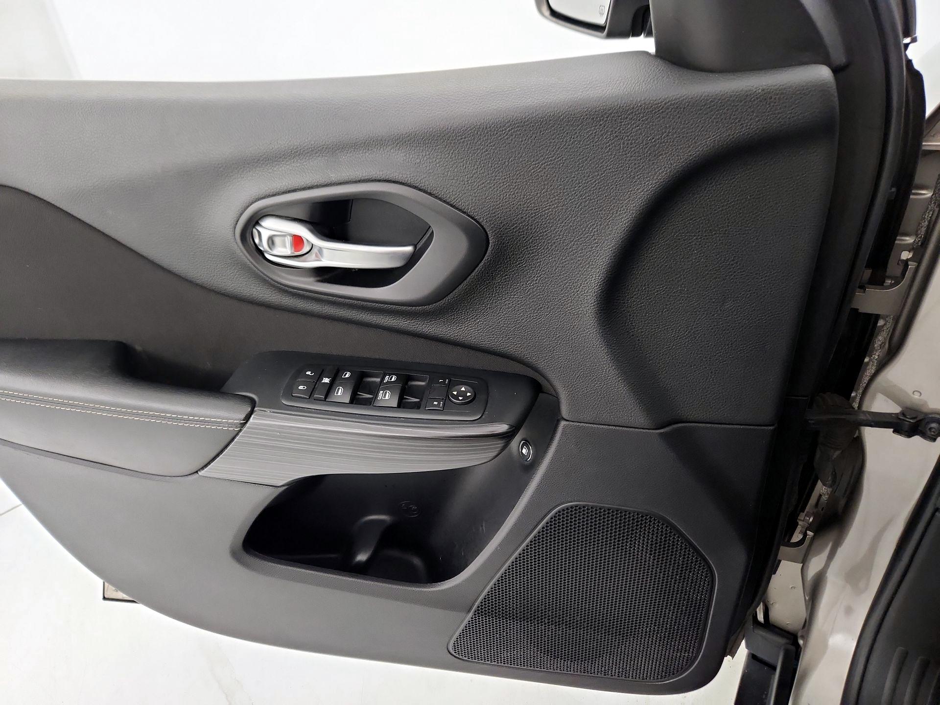 Thumbnail: 2016 Jeep Cherokee - 12