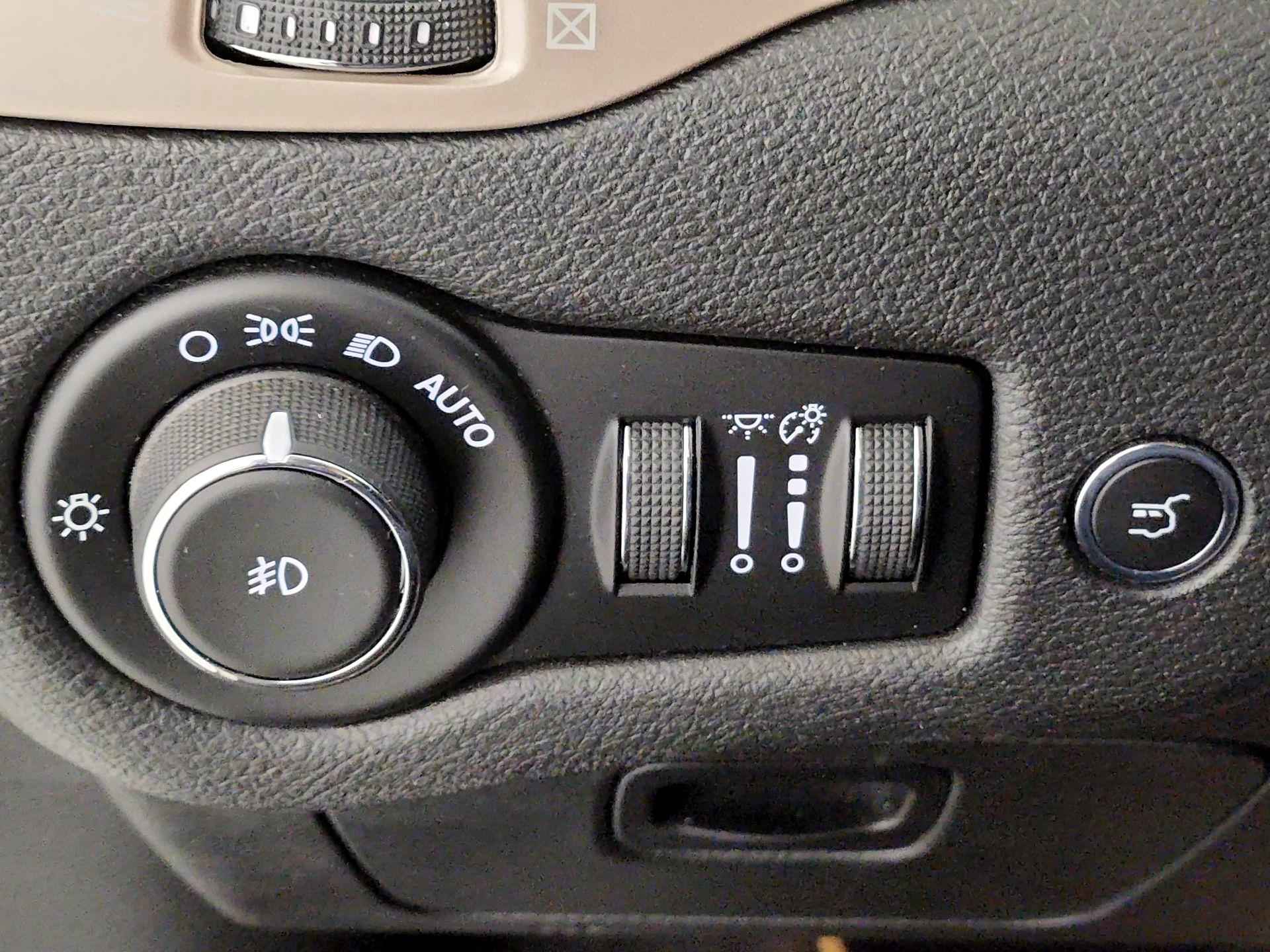 Thumbnail: 2016 Jeep Cherokee - 13